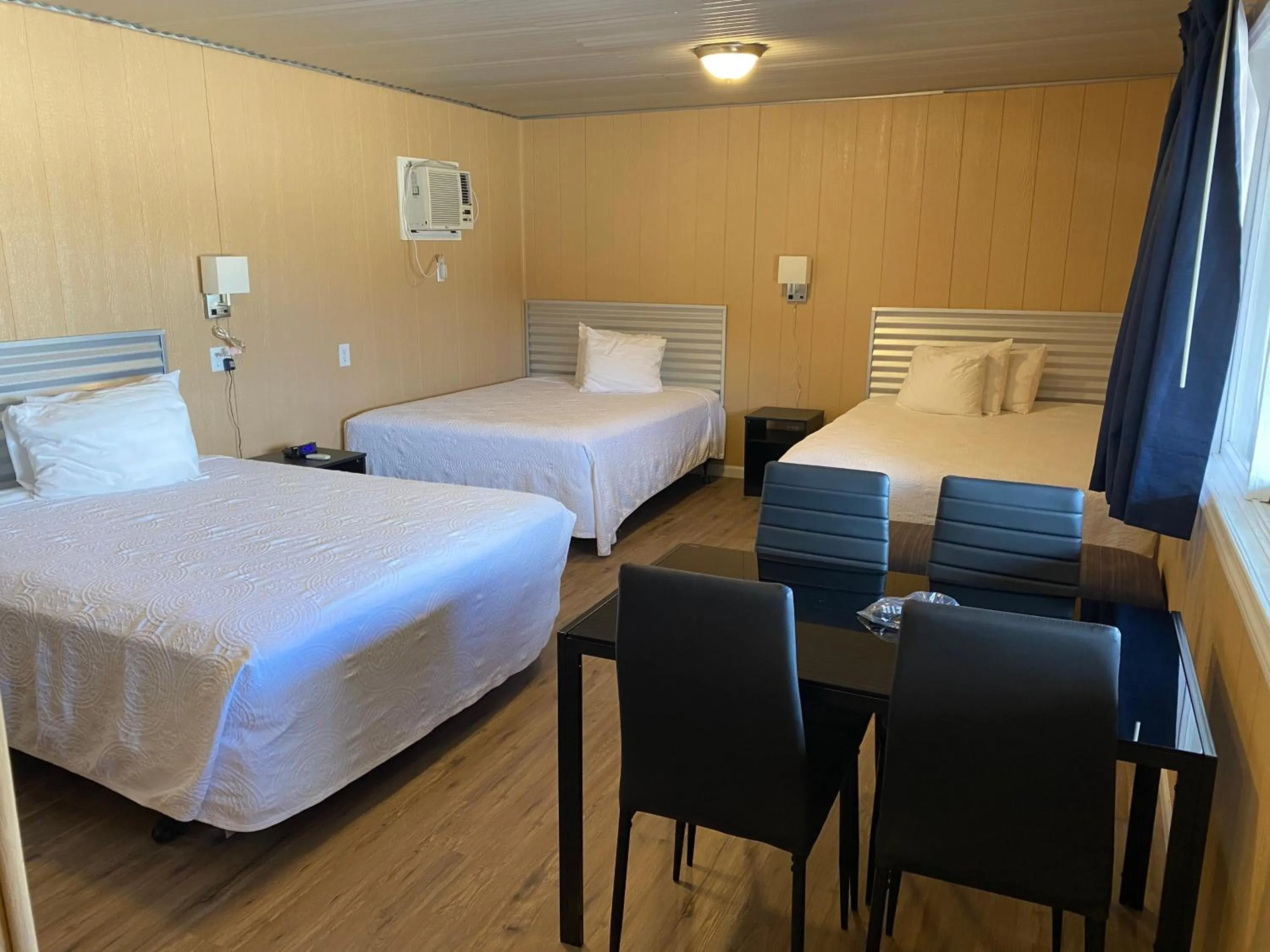 Bedroom, Bed in Big Bear Motel