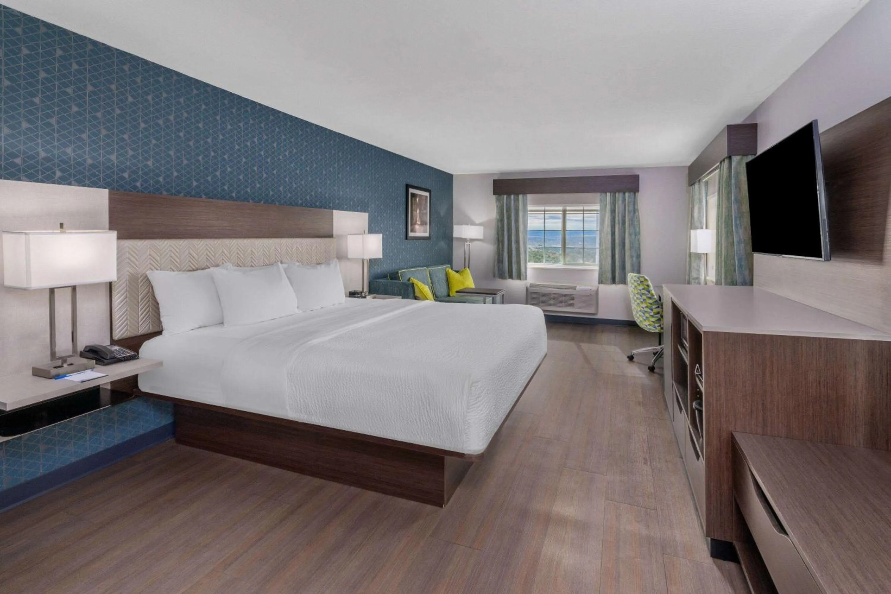 Photo of the whole room, Bed in La Quinta by Wyndham Santa Rosa