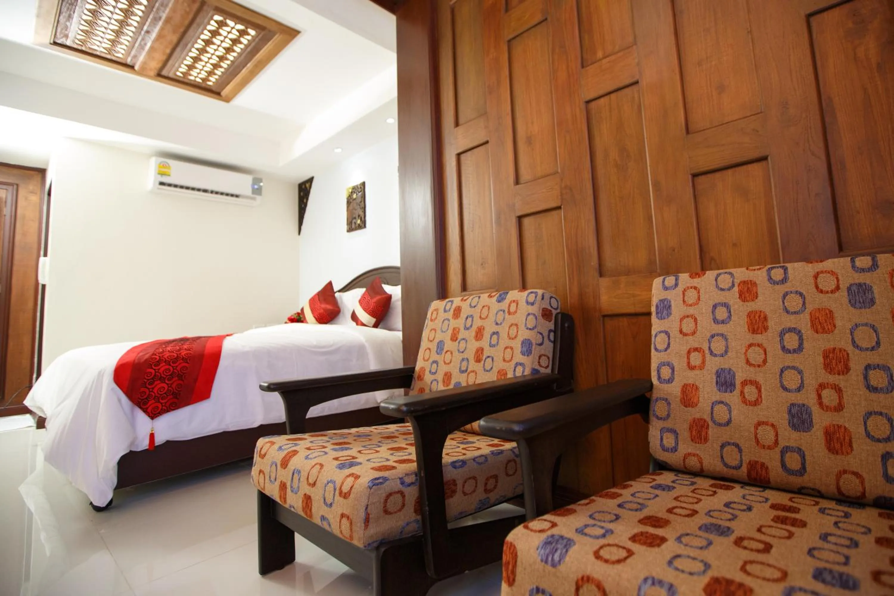 Seating area, Bed in Chang Siam Inn