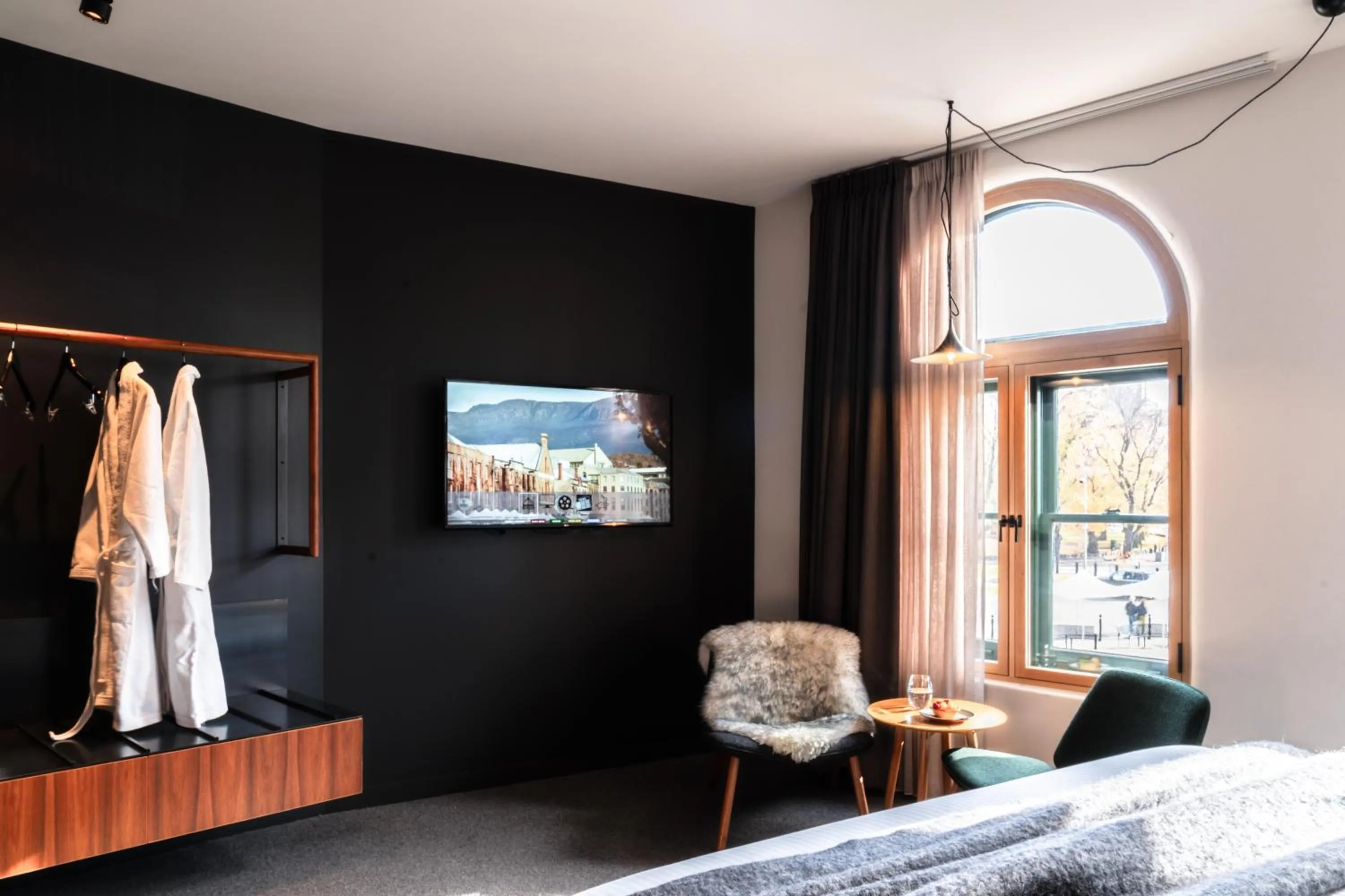 Seating area, Bed in Moss Hotel