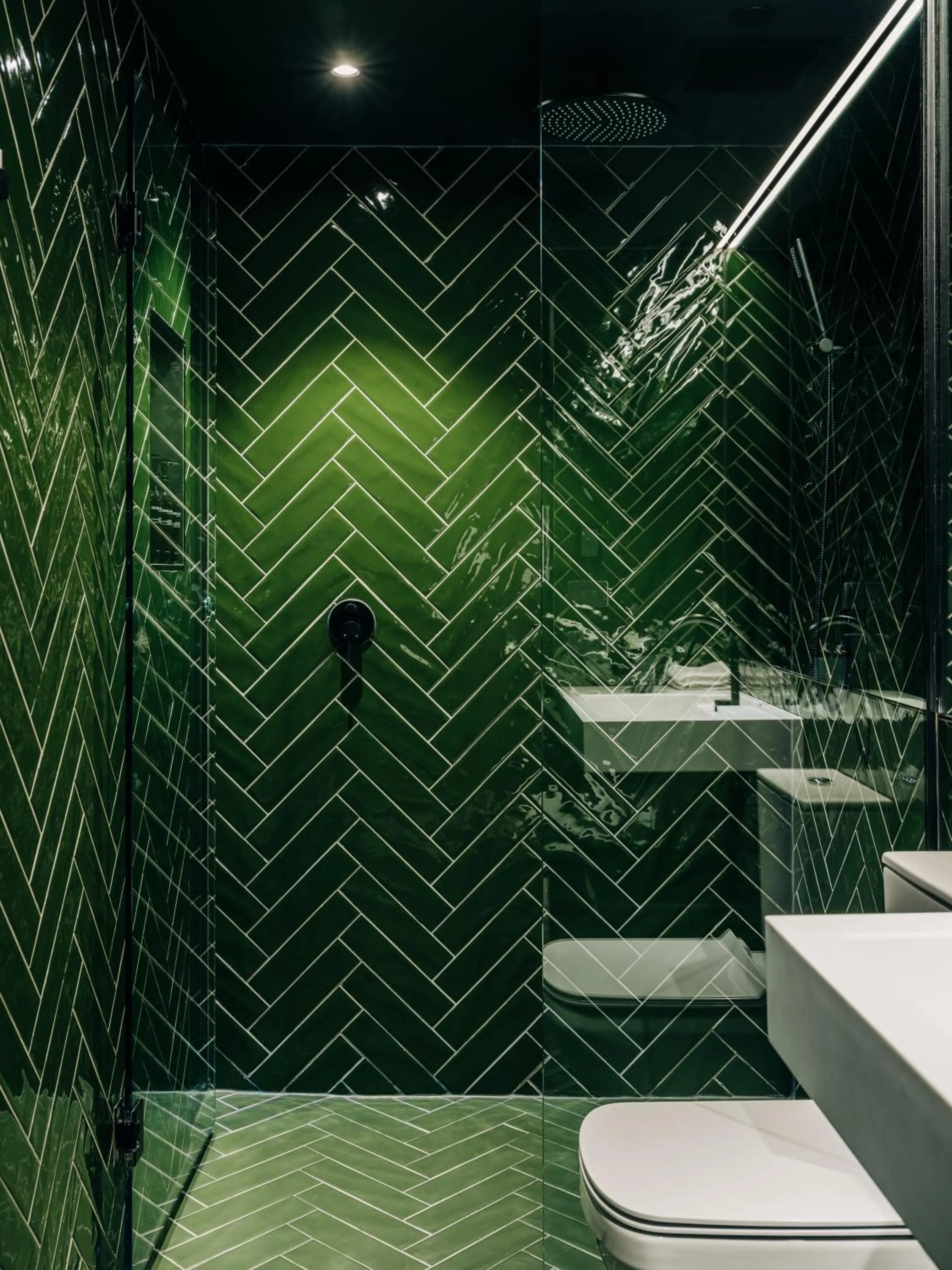 Shower in Moss Hotel