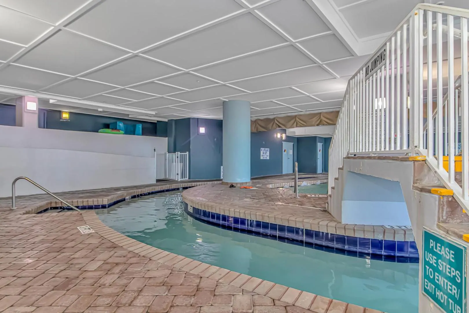 Pool view in Paradise 1408