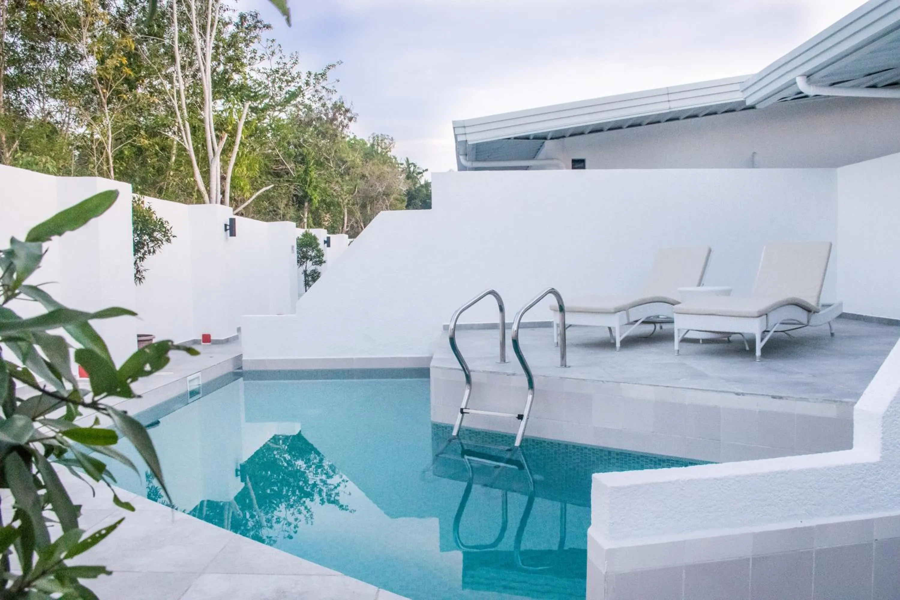 Swimming pool in Marina Point Bay Resort