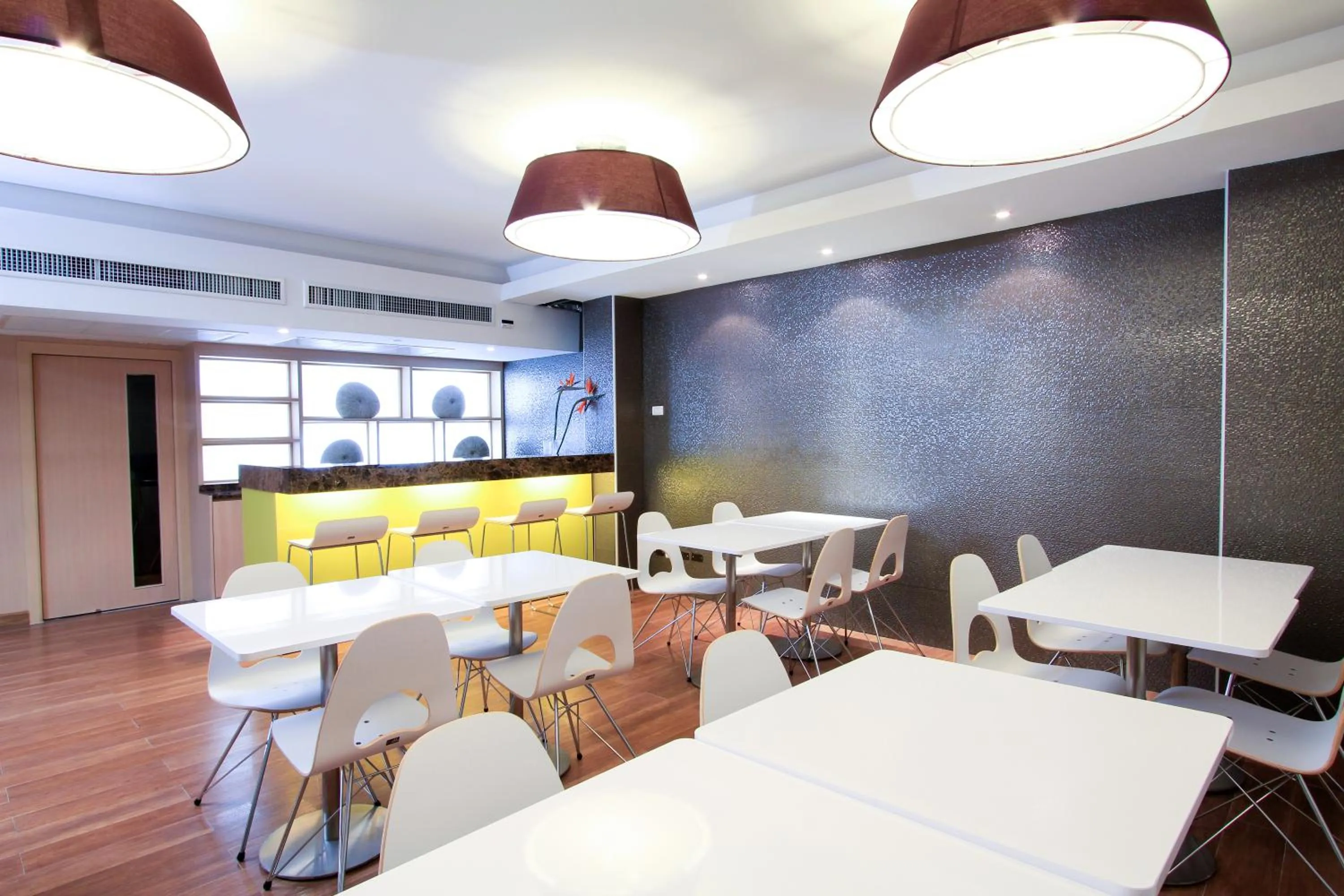 Restaurant/places to eat in Petals Inn