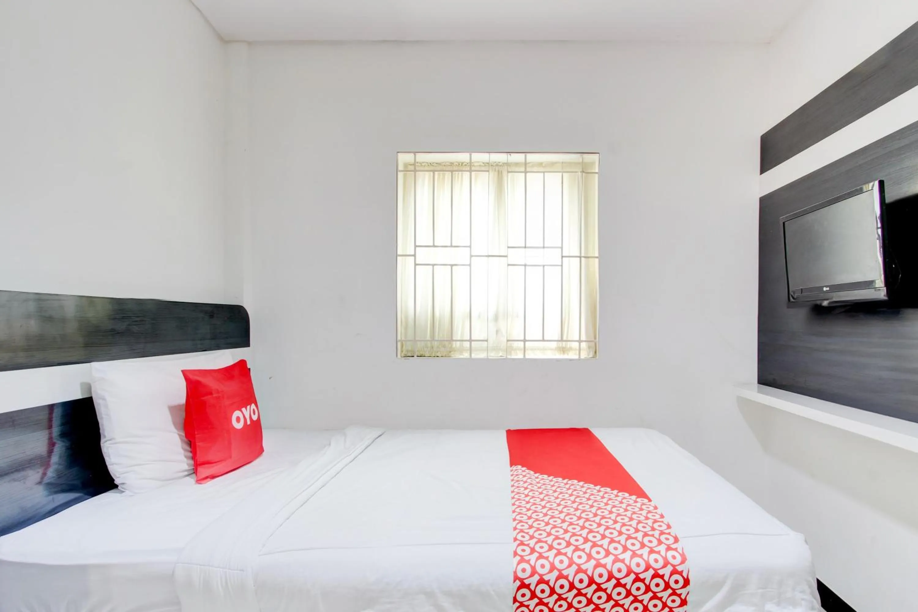 Bedroom, Bed in Hotel O Pondok Helomi