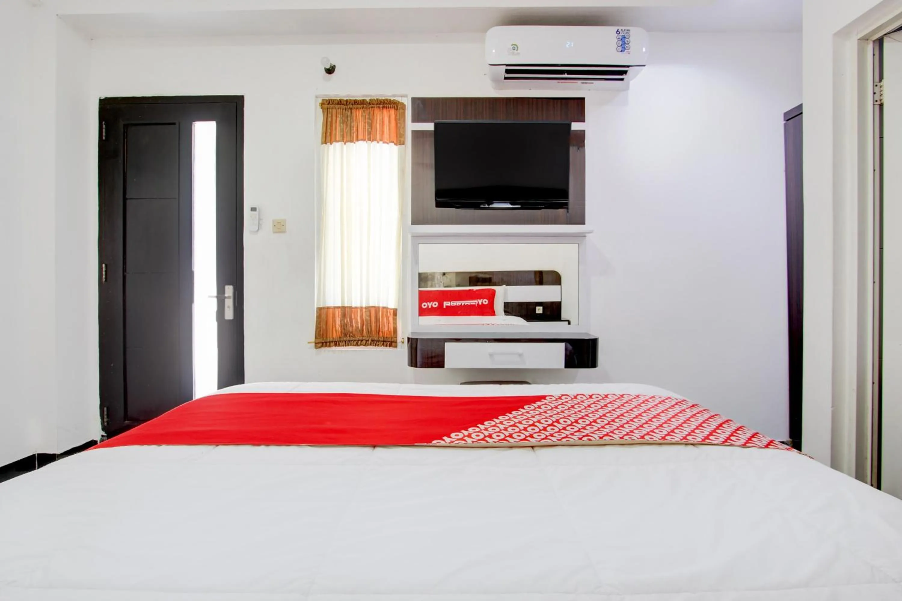 Bedroom, Bed in Hotel O Pondok Helomi