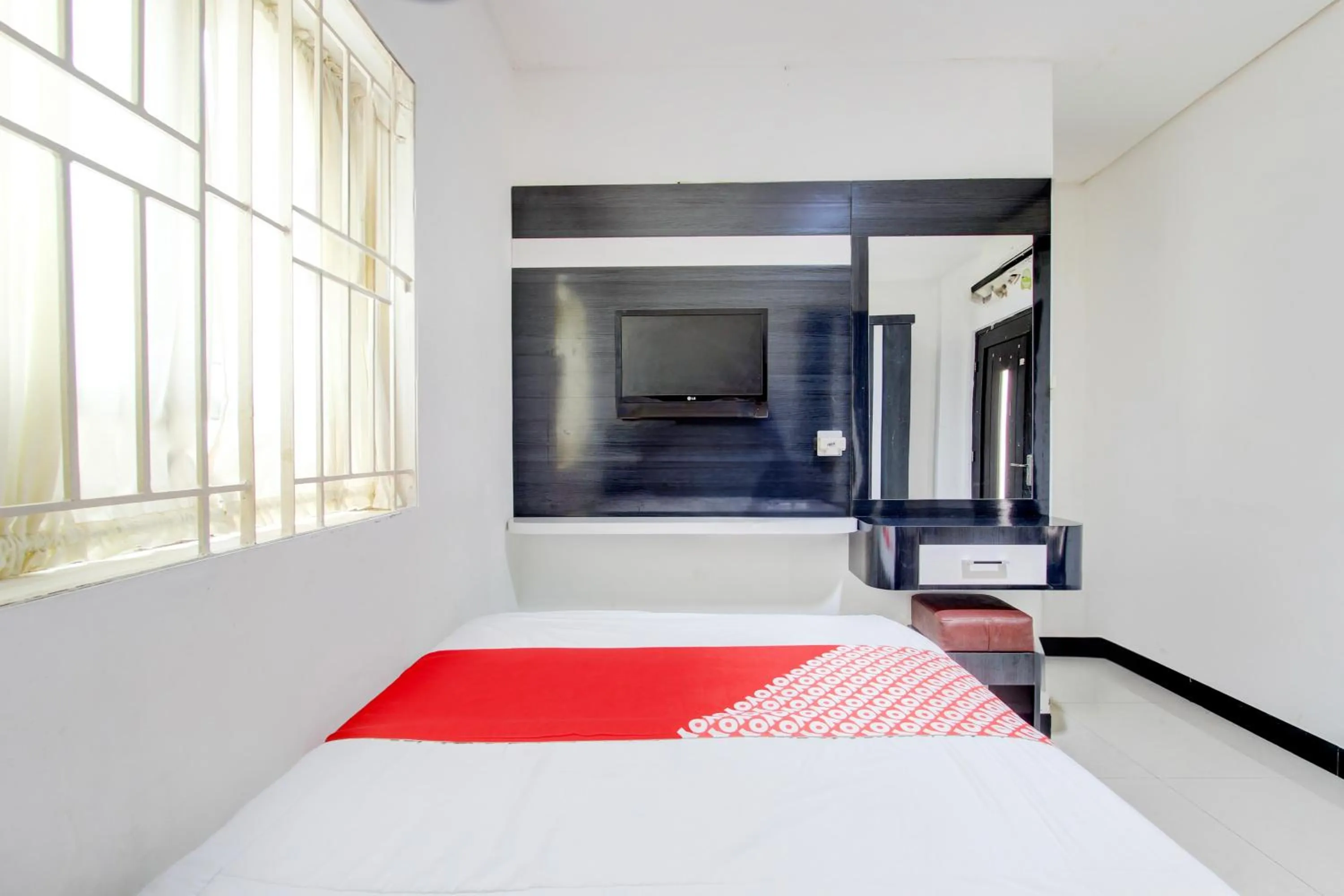 Bedroom, Bed in Hotel O Pondok Helomi