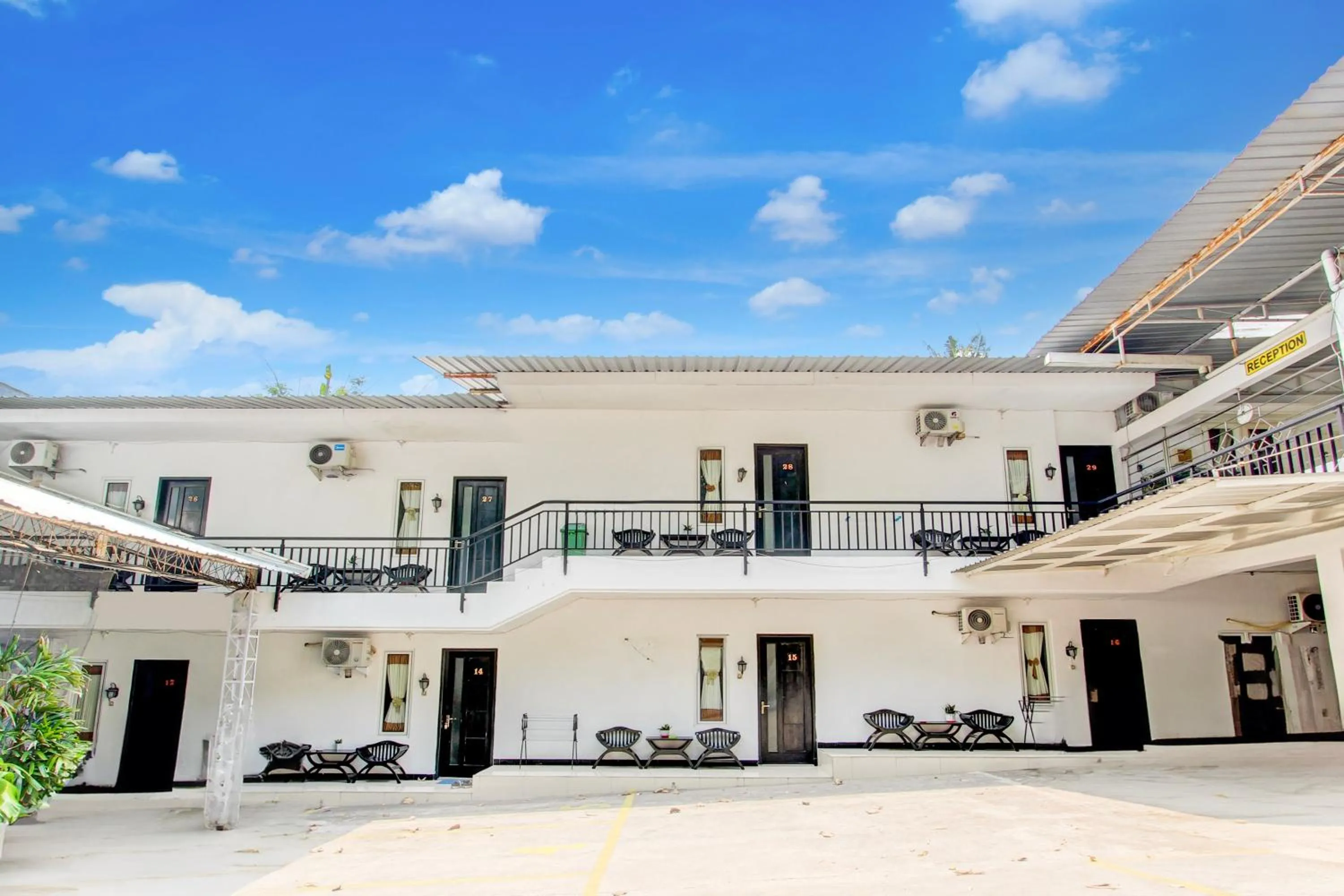 Facade/entrance in Hotel O Pondok Helomi