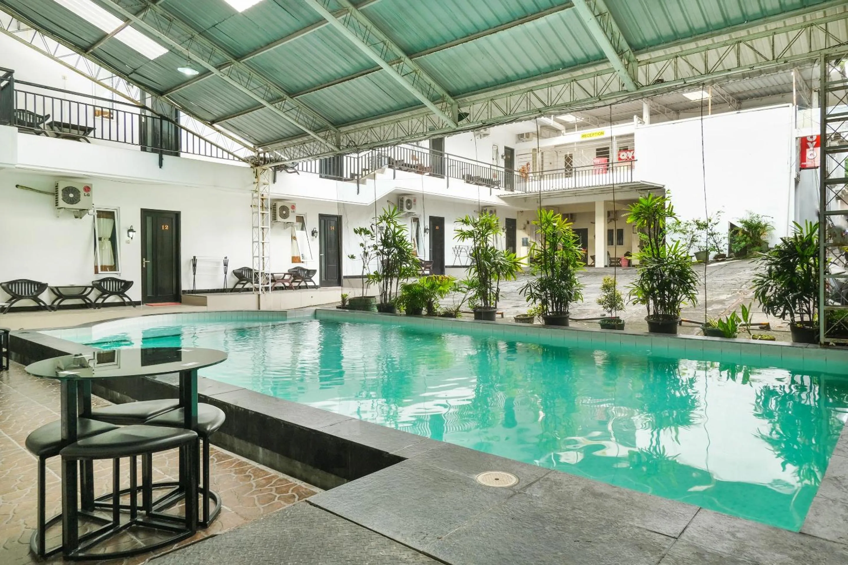 Swimming pool in Hotel O Pondok Helomi