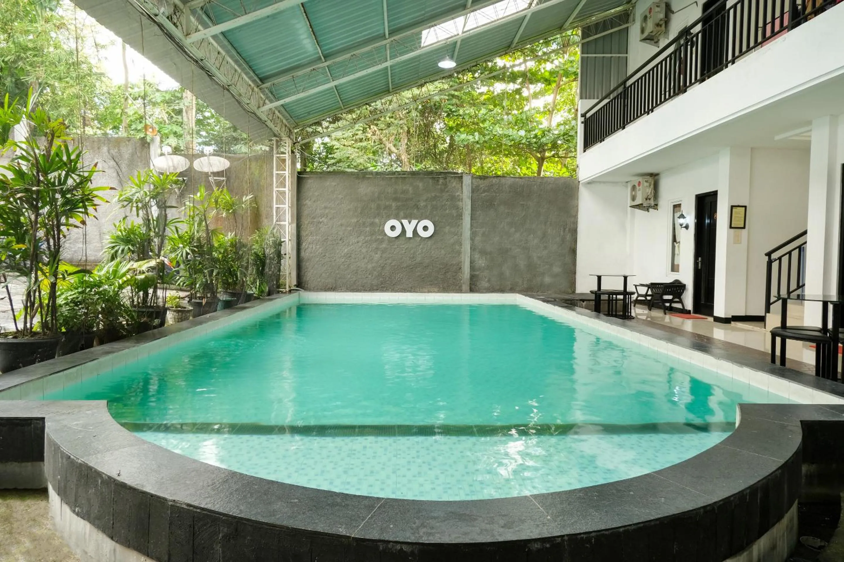 Swimming pool in Hotel O Pondok Helomi