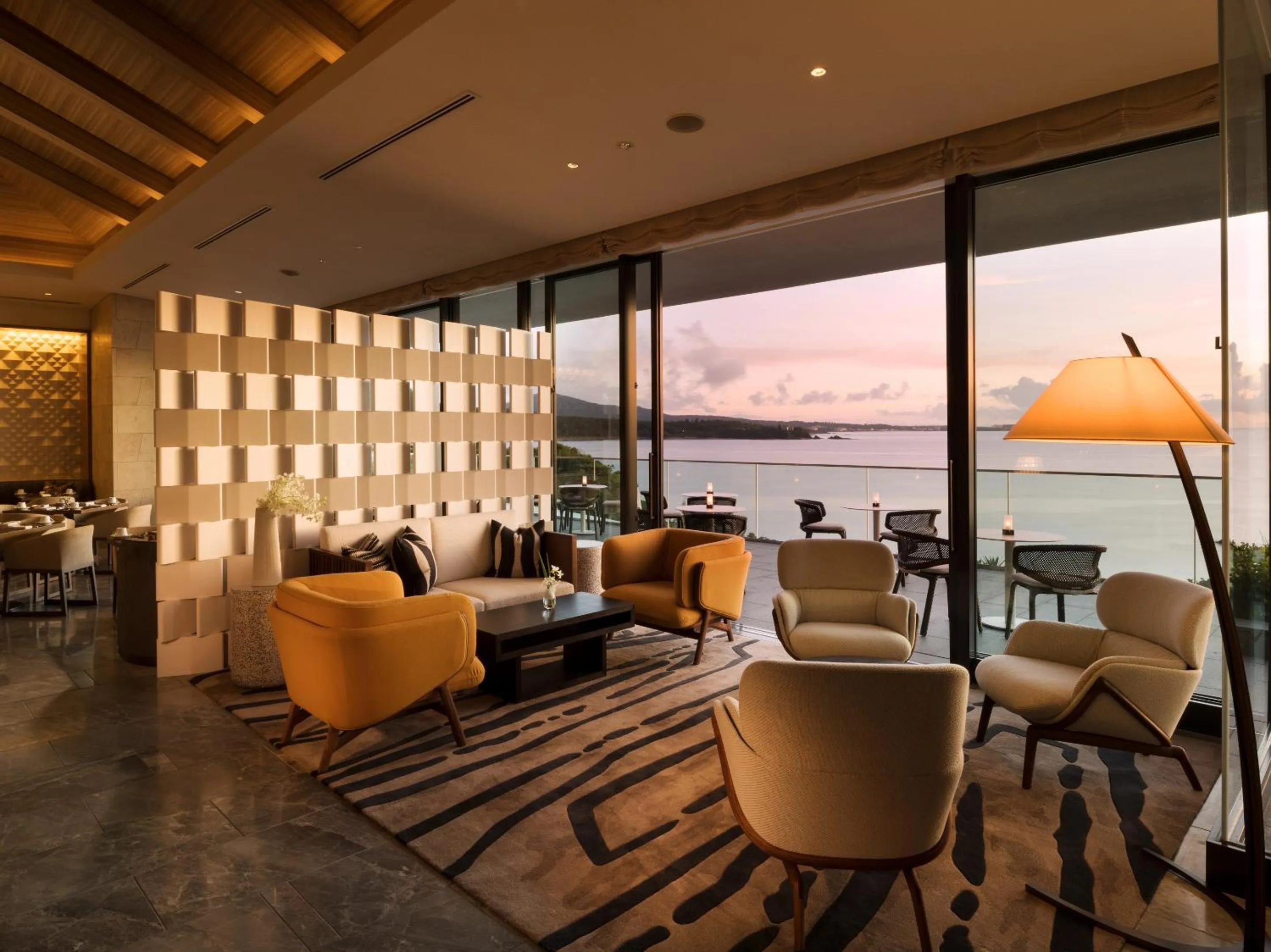 Lounge or bar in Halekulani Okinawa