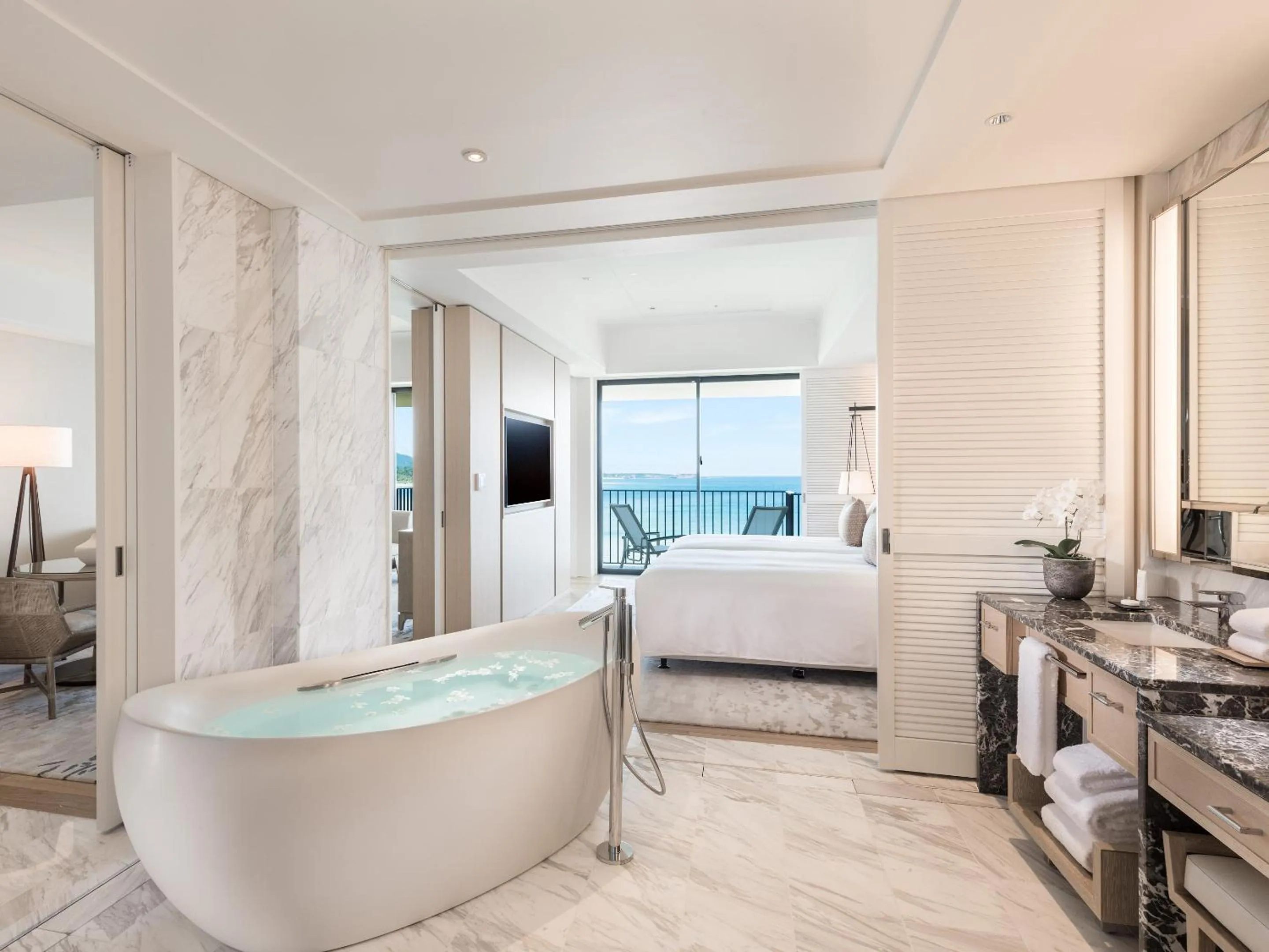 Sea view, Bed in Halekulani Okinawa