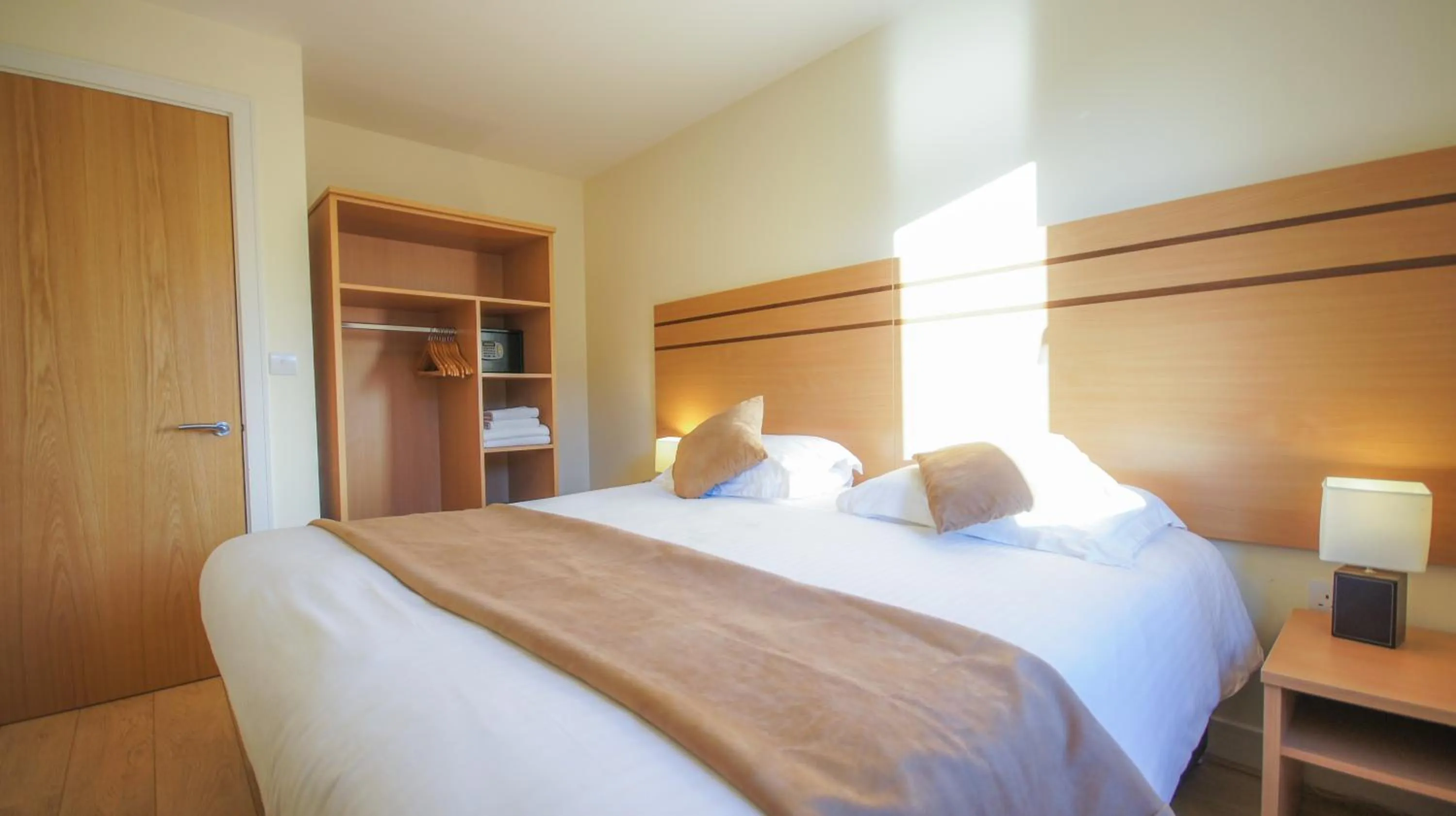 Bedroom, Bed in Crompton Court Apartments