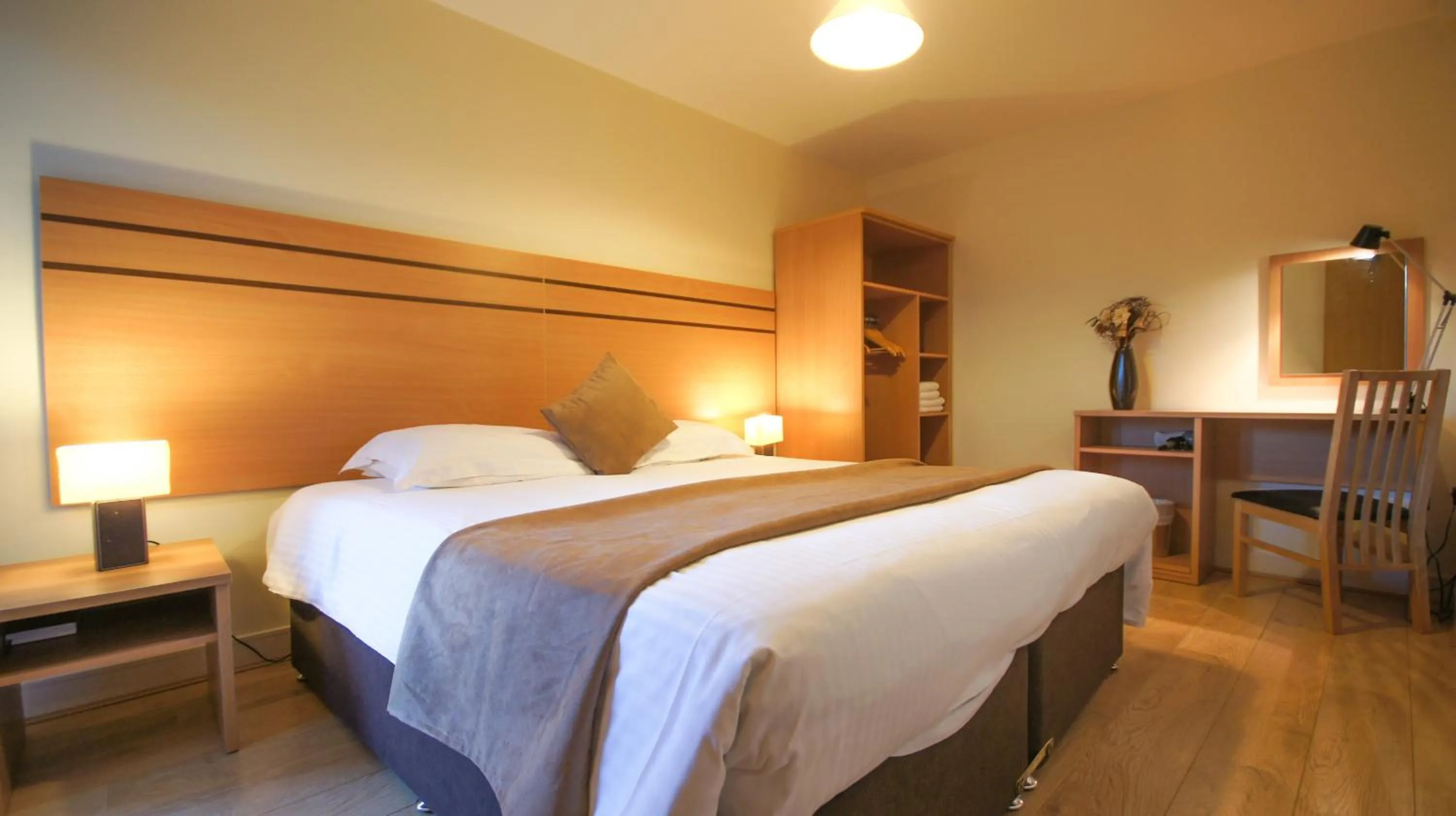 Bedroom, Bed in Crompton Court Apartments