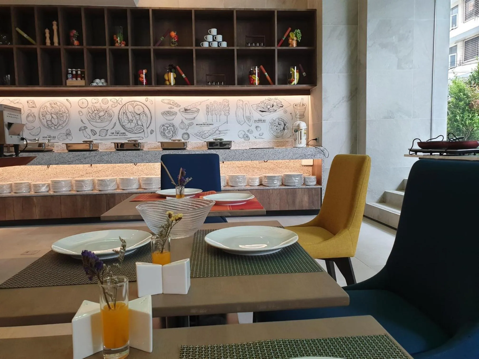 Restaurant/places to eat in Aspira One Sutthisan