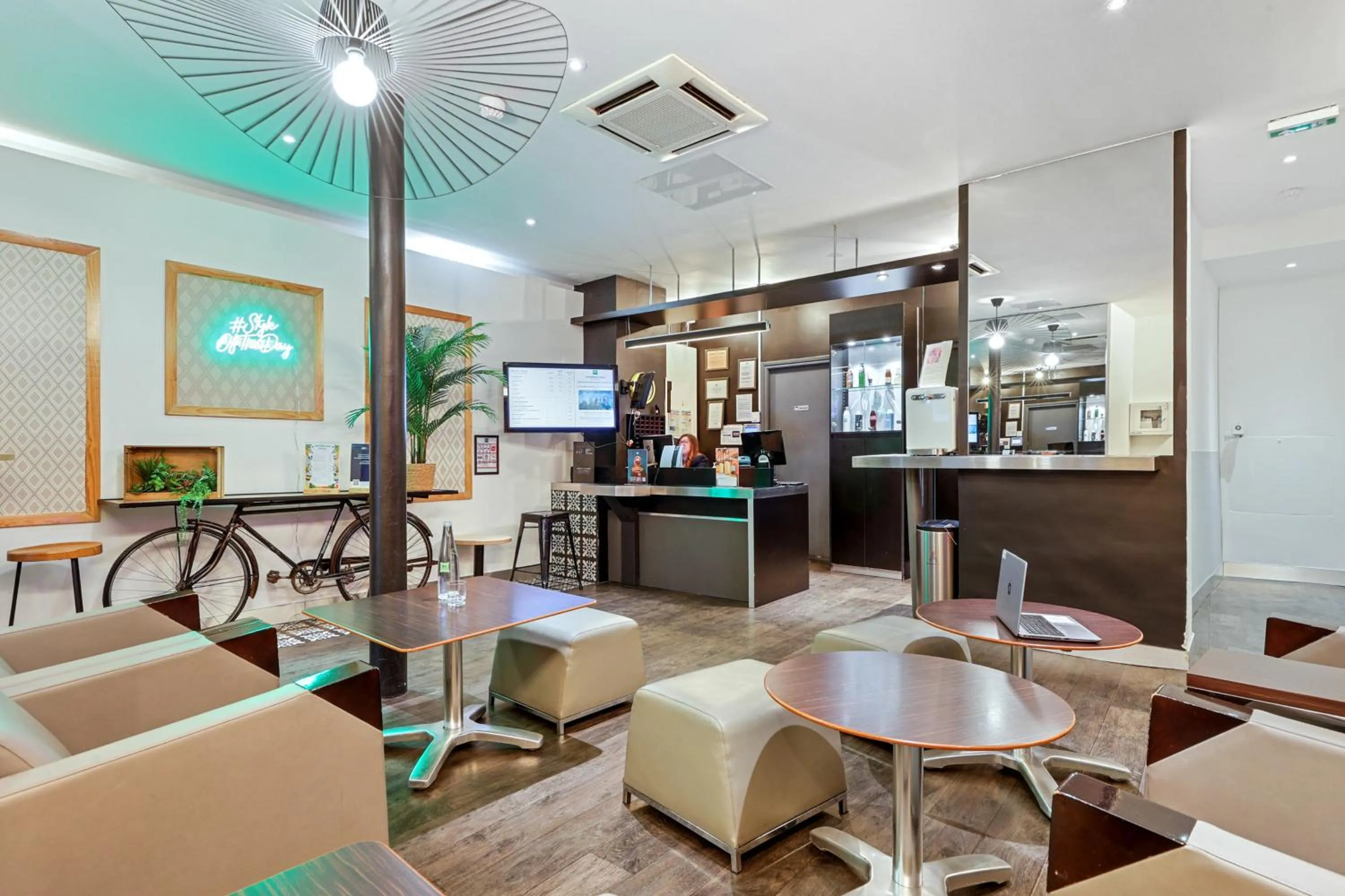 Lobby or reception in ibis Styles Paris République Le Marais
