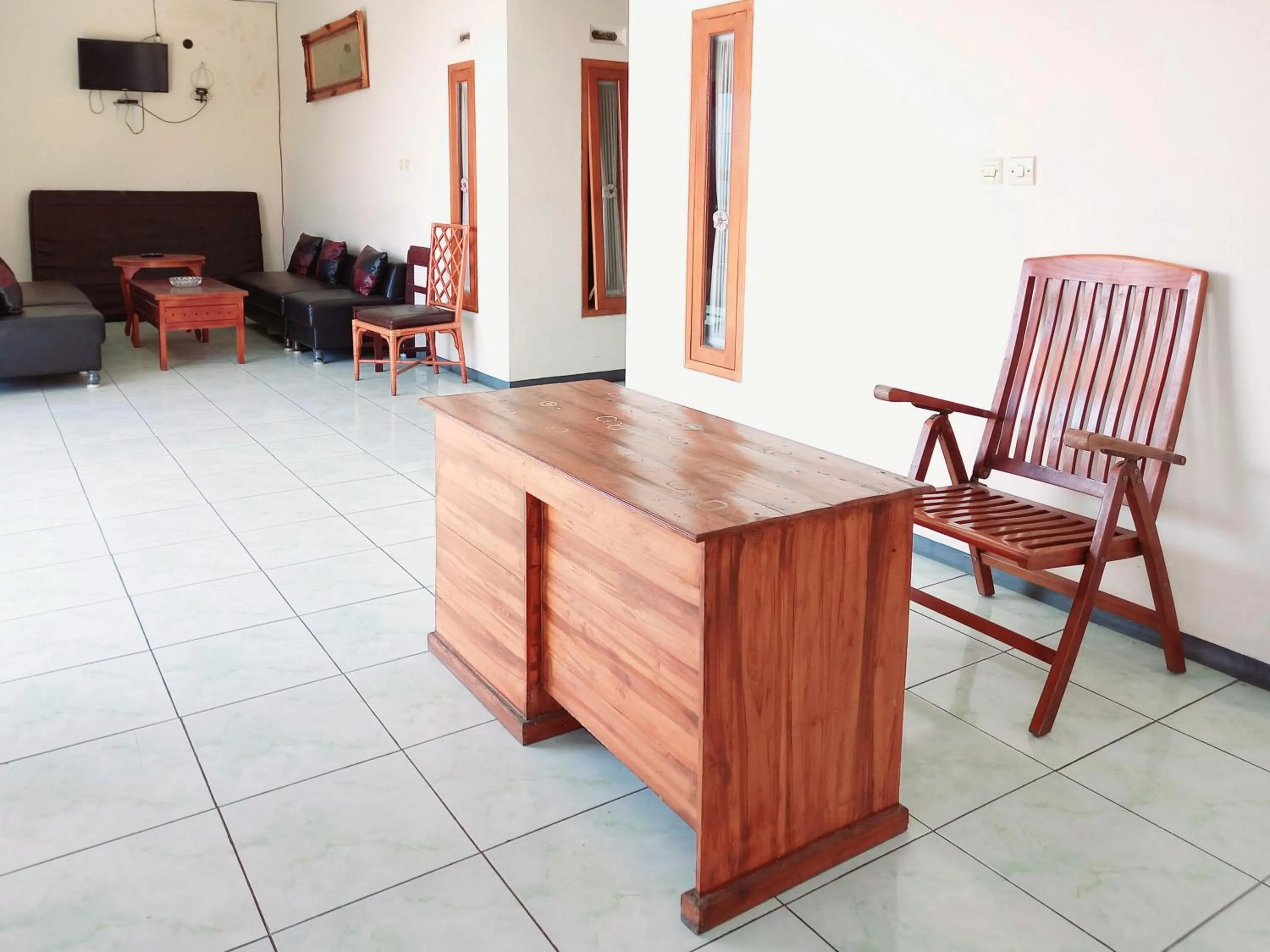 Seating area in RedDoorz near BNS 3 Kota Wisata Batu