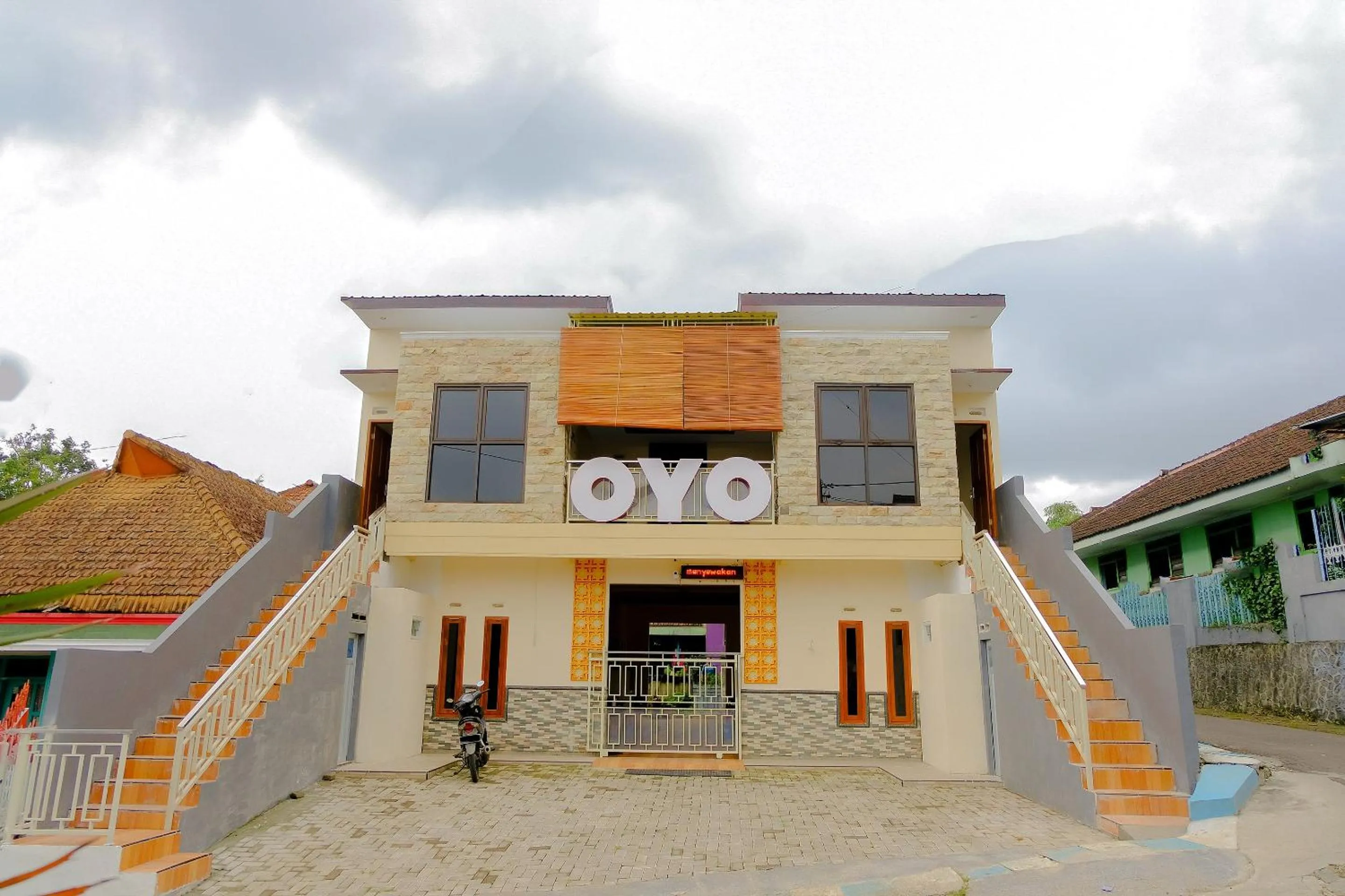 Facade/entrance in OYO 605 Queen Homestay
