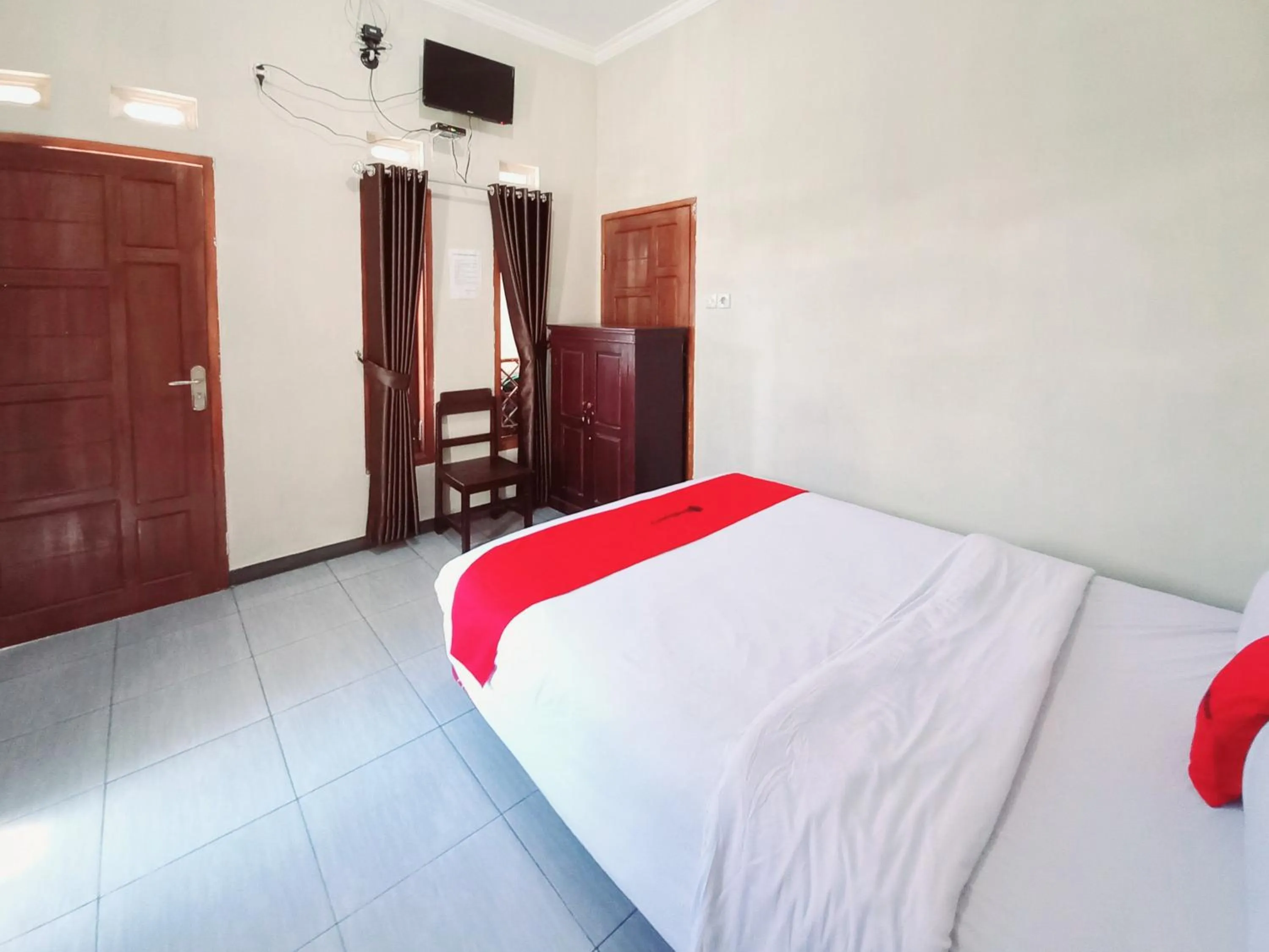 Bedroom, Bed in RedDoorz near BNS 3 Kota Wisata Batu