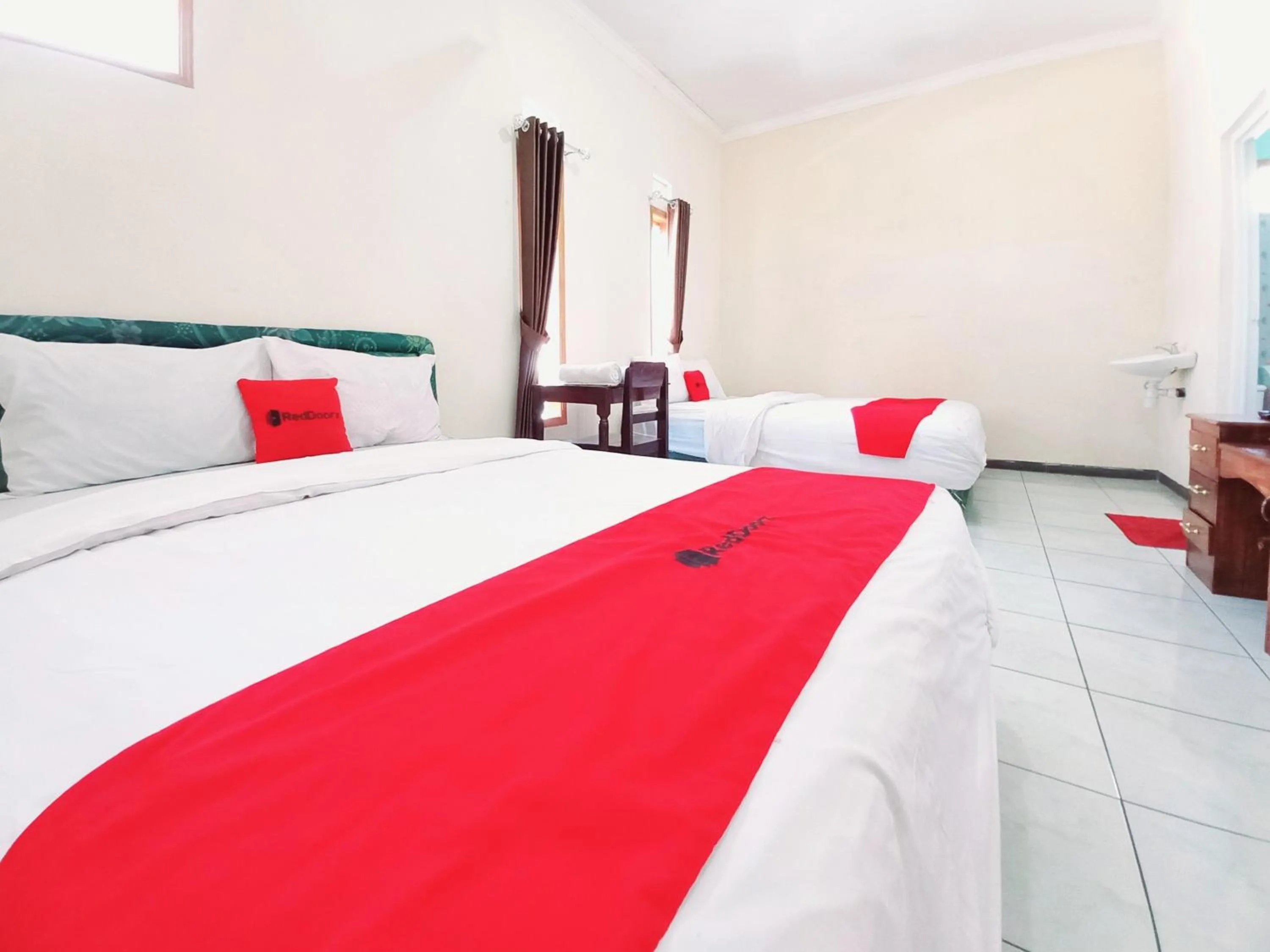 Bedroom, Bed in RedDoorz near BNS 3 Kota Wisata Batu