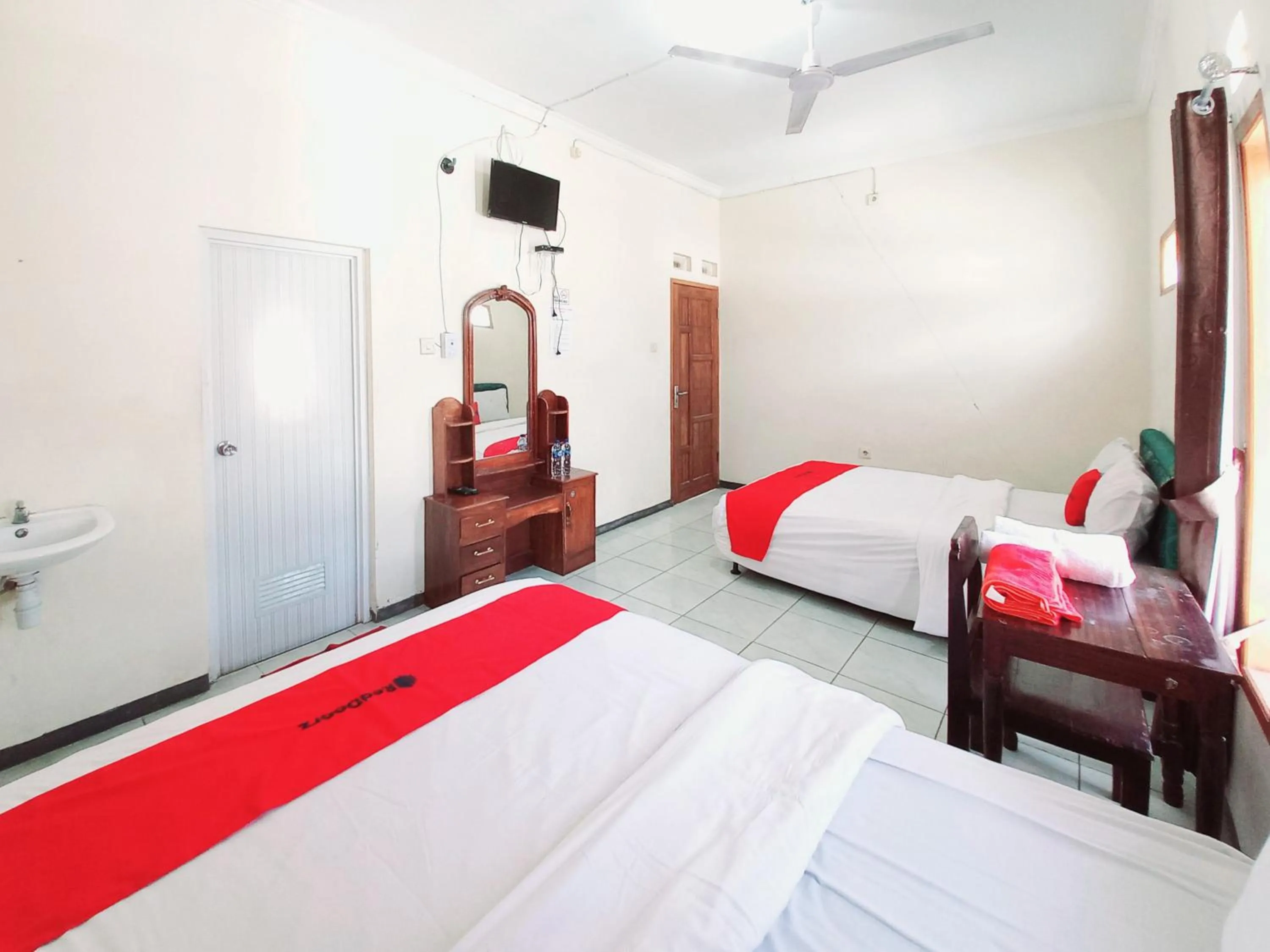 Bedroom, Bed in RedDoorz near BNS 3 Kota Wisata Batu