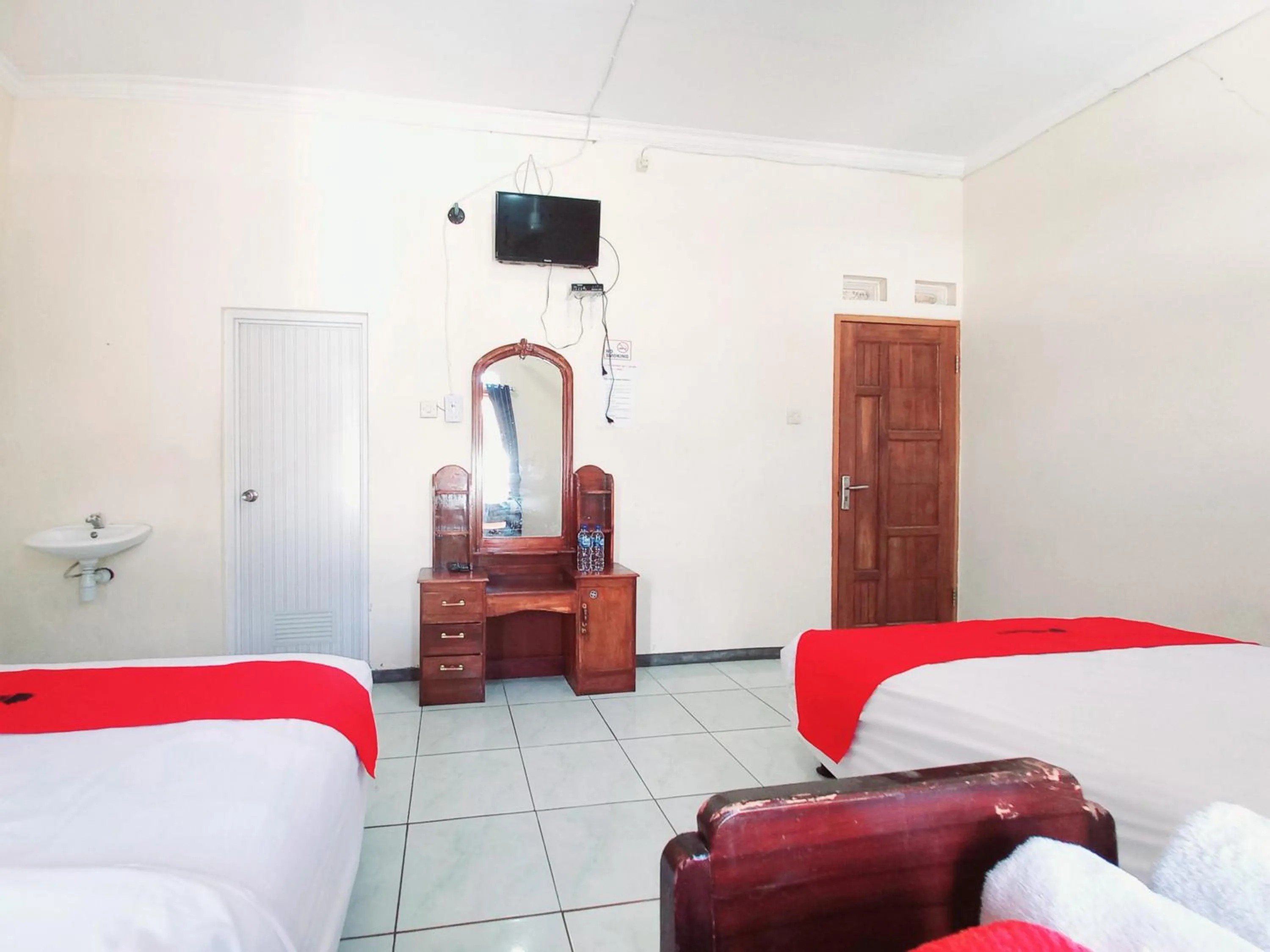 Bedroom, Bed in RedDoorz near BNS 3 Kota Wisata Batu