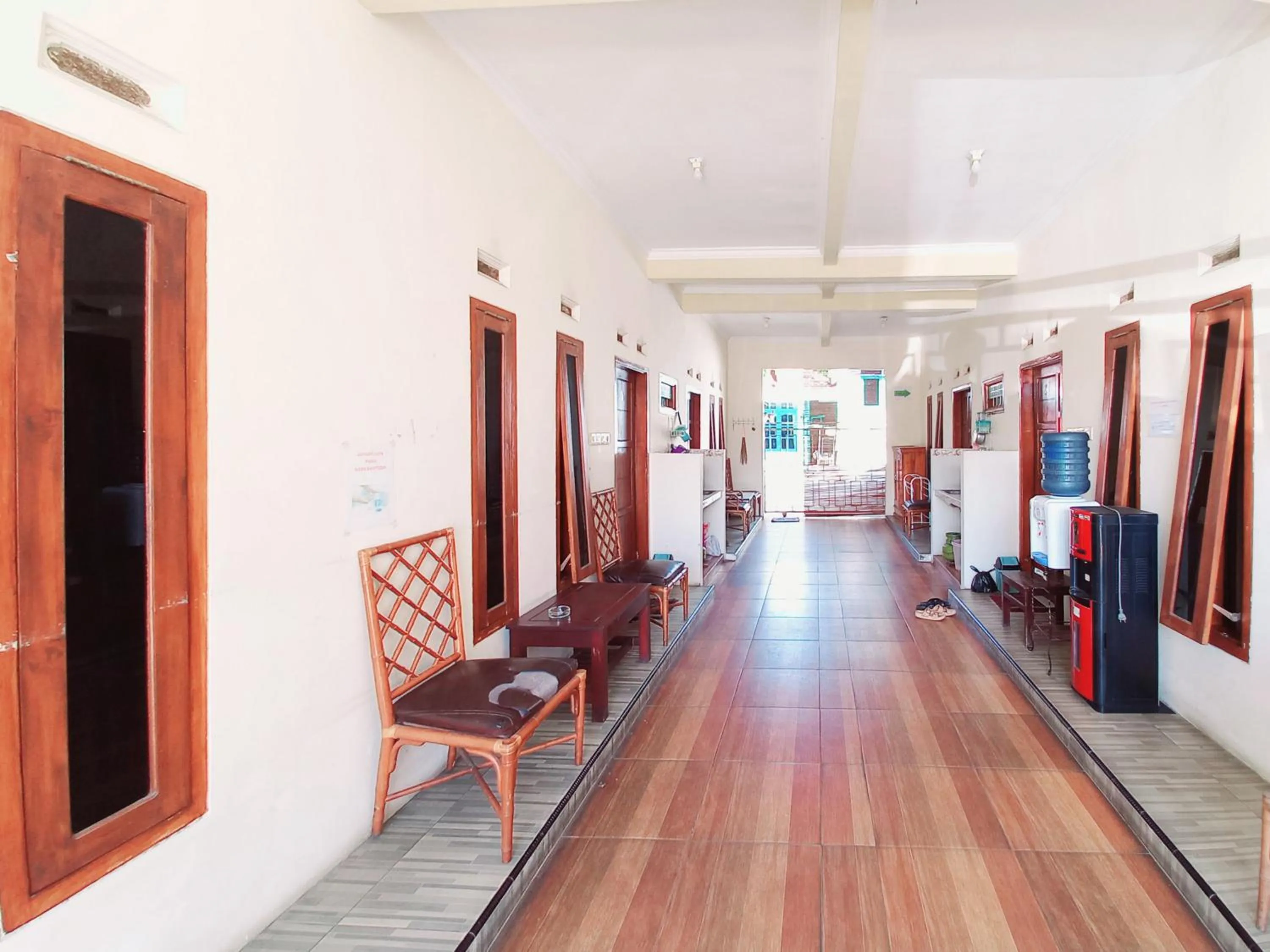 Seating area in RedDoorz near BNS 3 Kota Wisata Batu