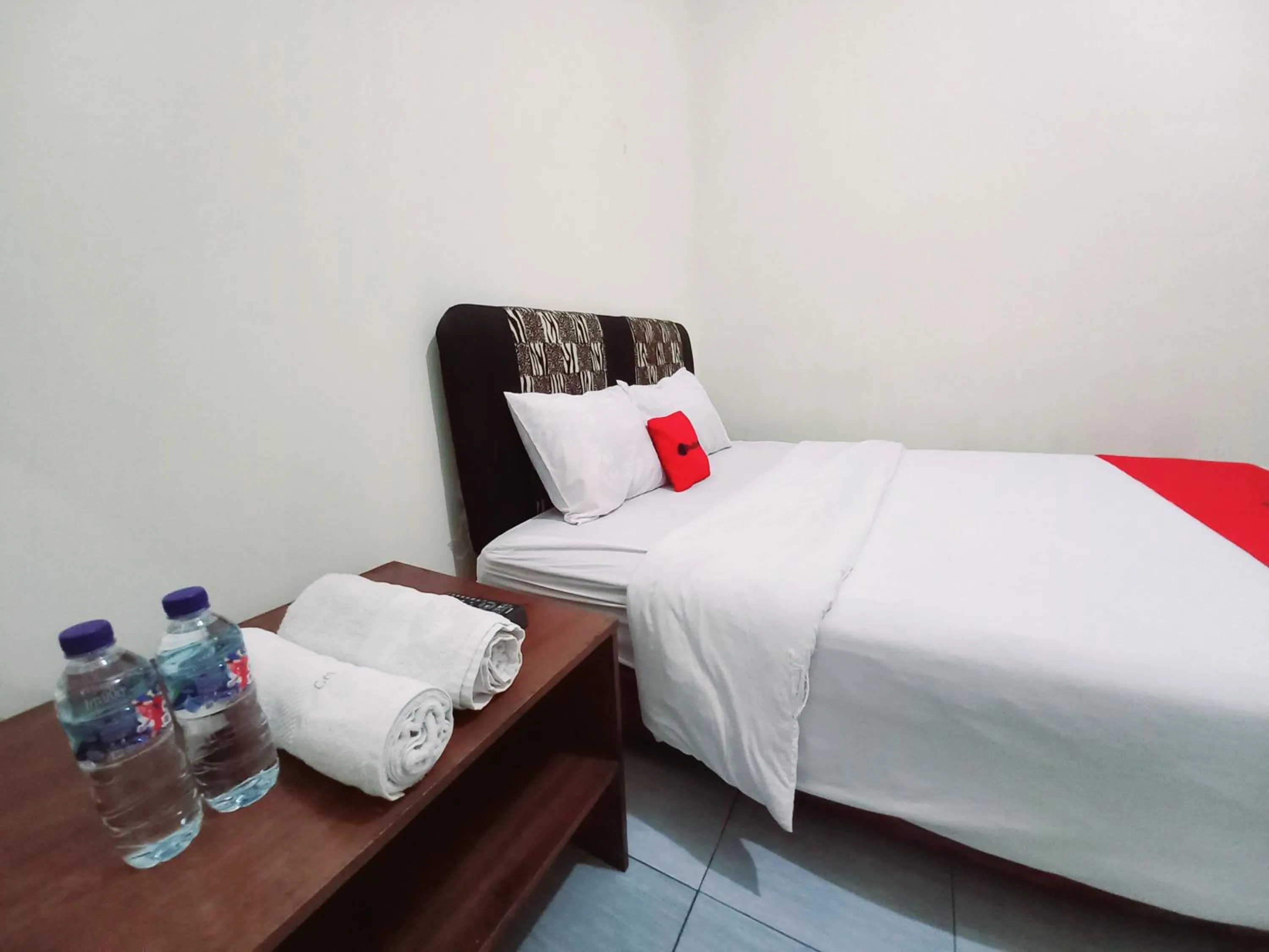 Bedroom, Bed in RedDoorz near BNS 3 Kota Wisata Batu