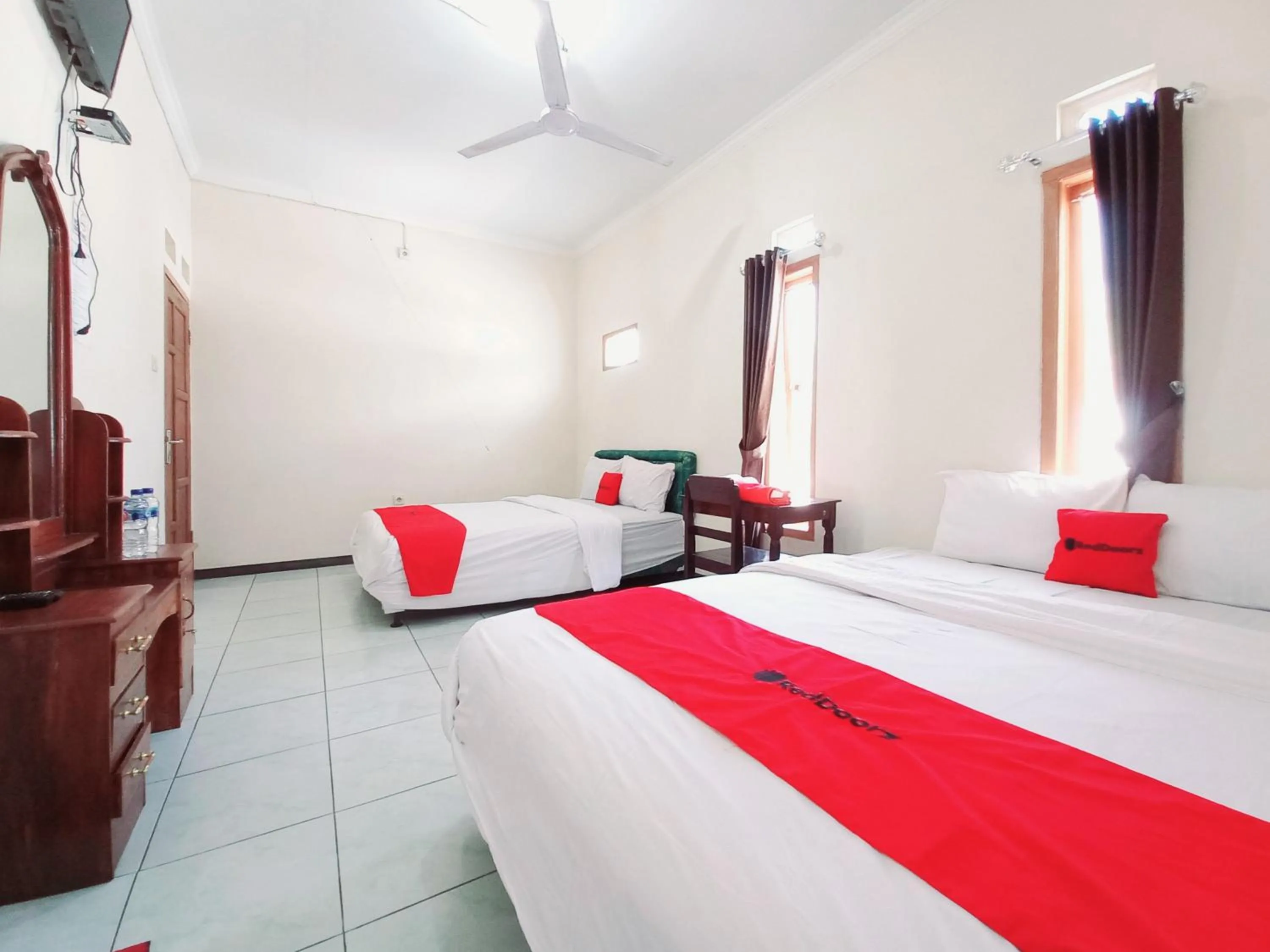 Bedroom, Bed in RedDoorz near BNS 3 Kota Wisata Batu