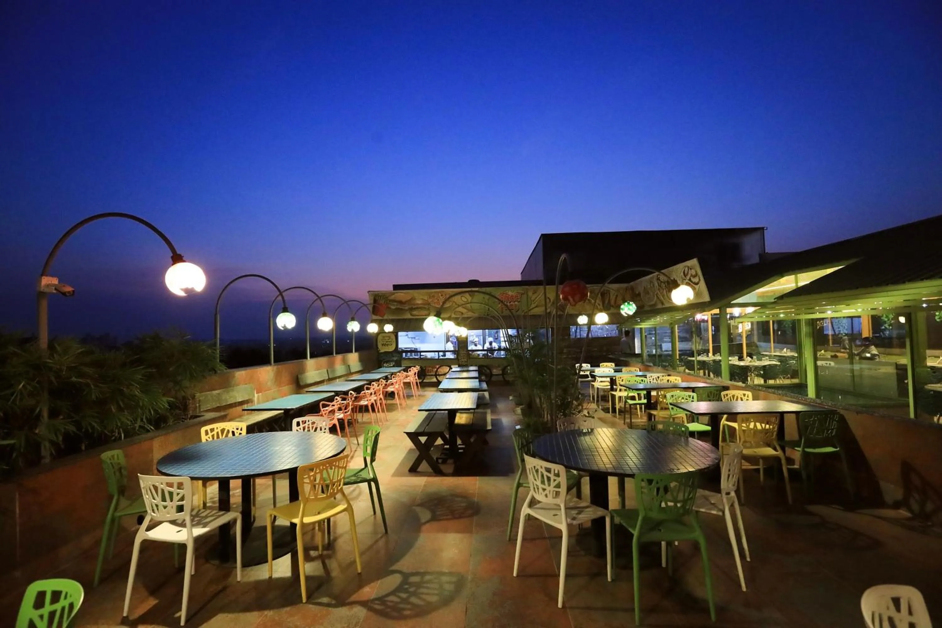 Restaurant/places to eat in Humming Bird Hotel & Banquet