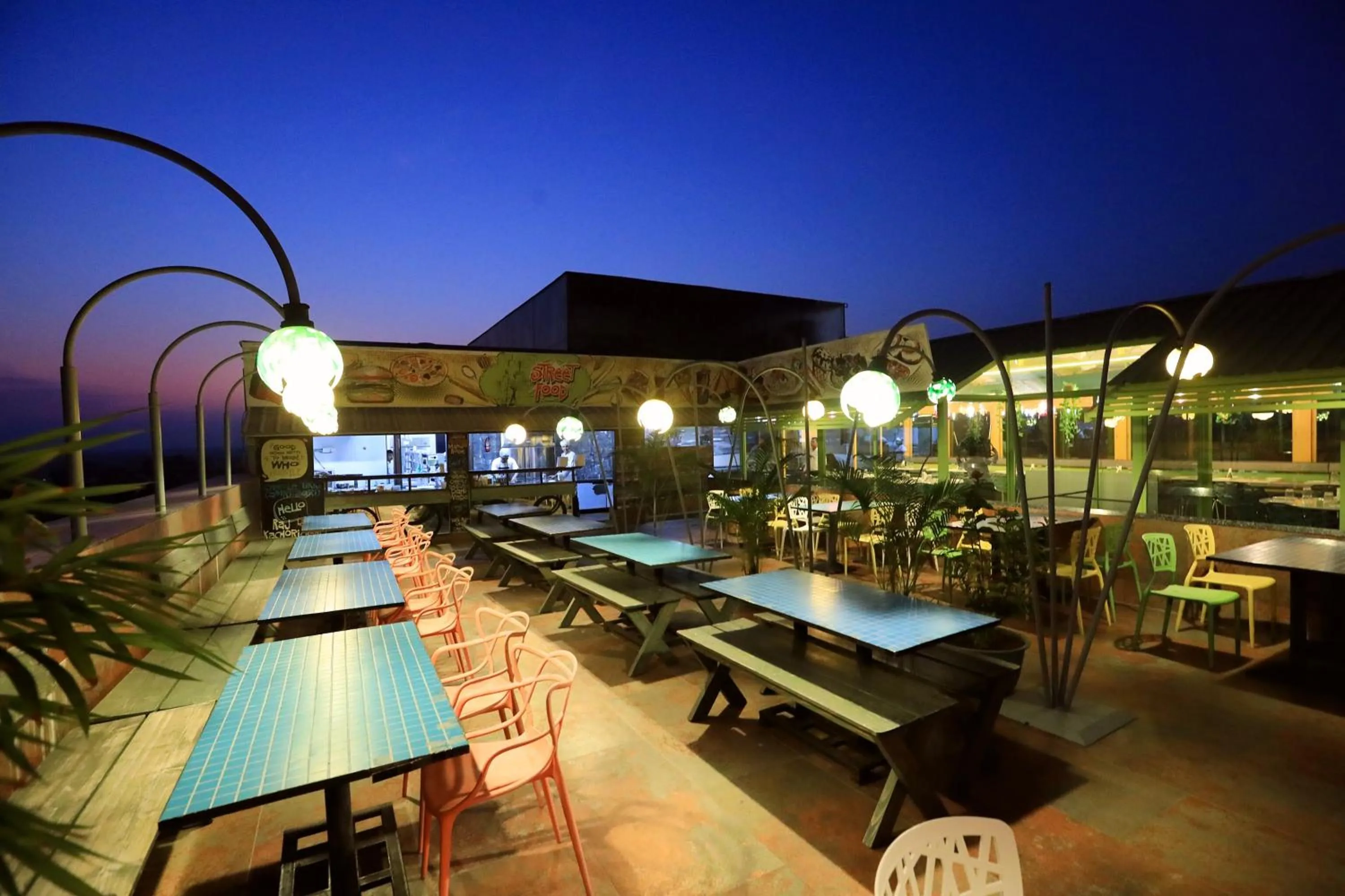 Restaurant/places to eat in Humming Bird Hotel & Banquet