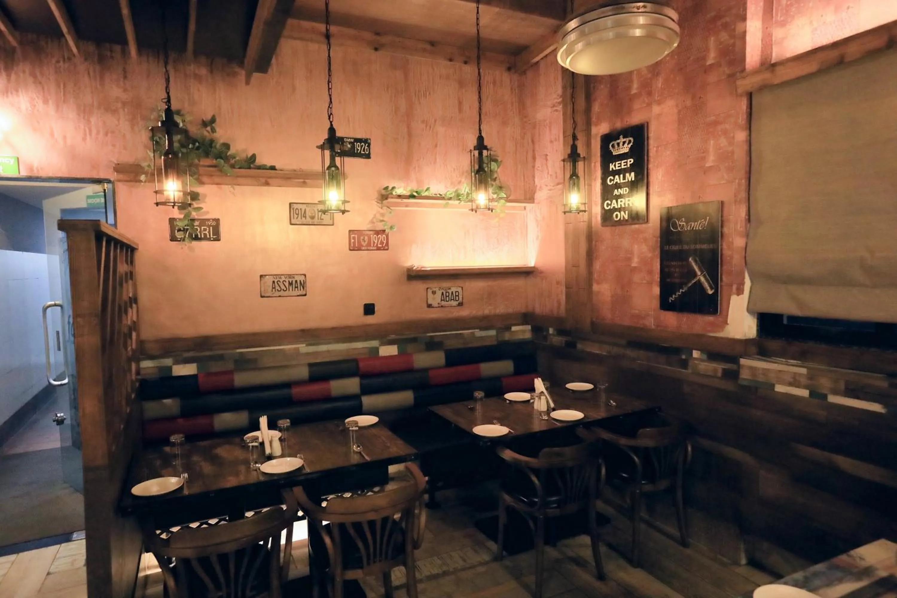 Restaurant/places to eat in Humming Bird Hotel & Banquet