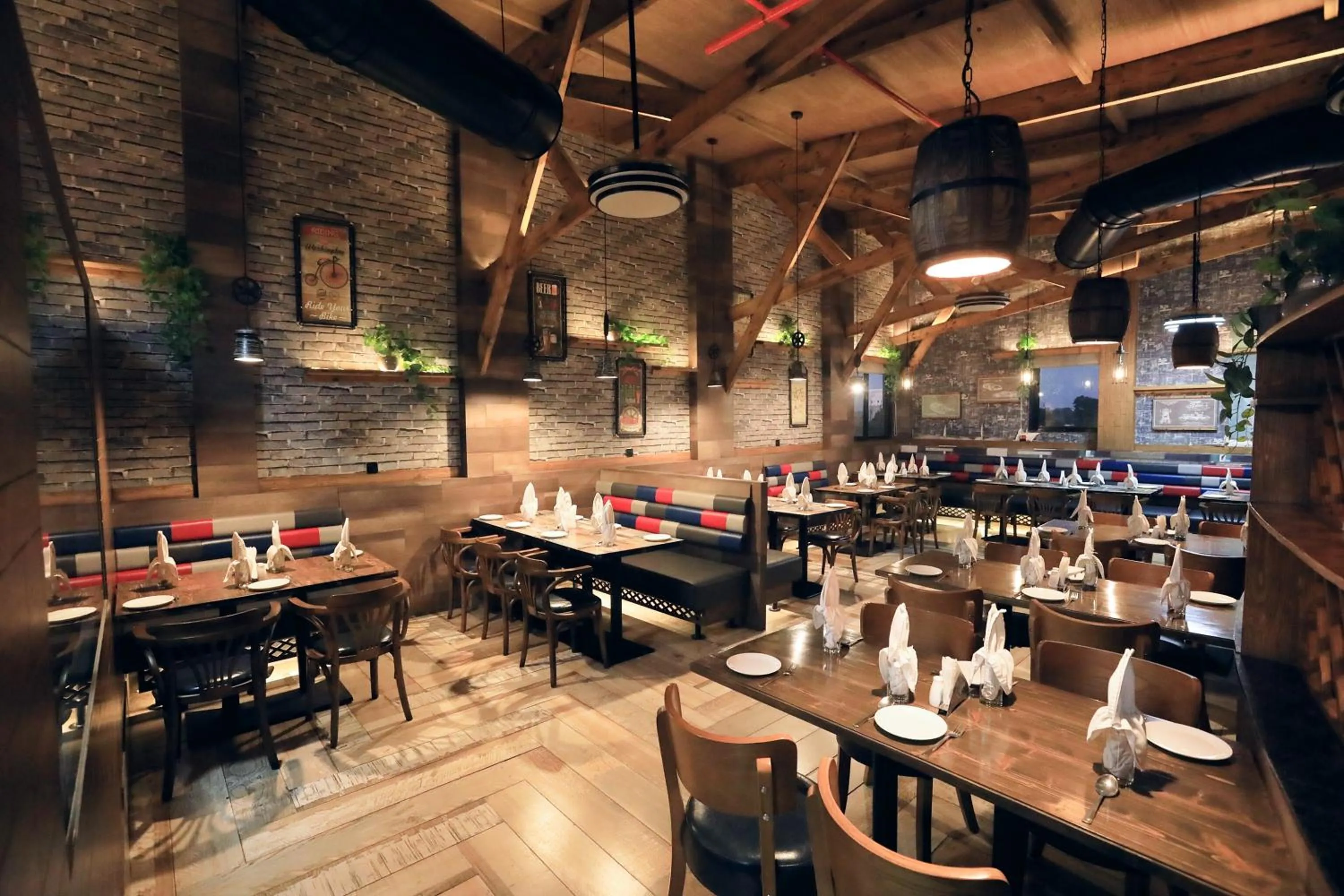 Restaurant/places to eat in Humming Bird Hotel & Banquet