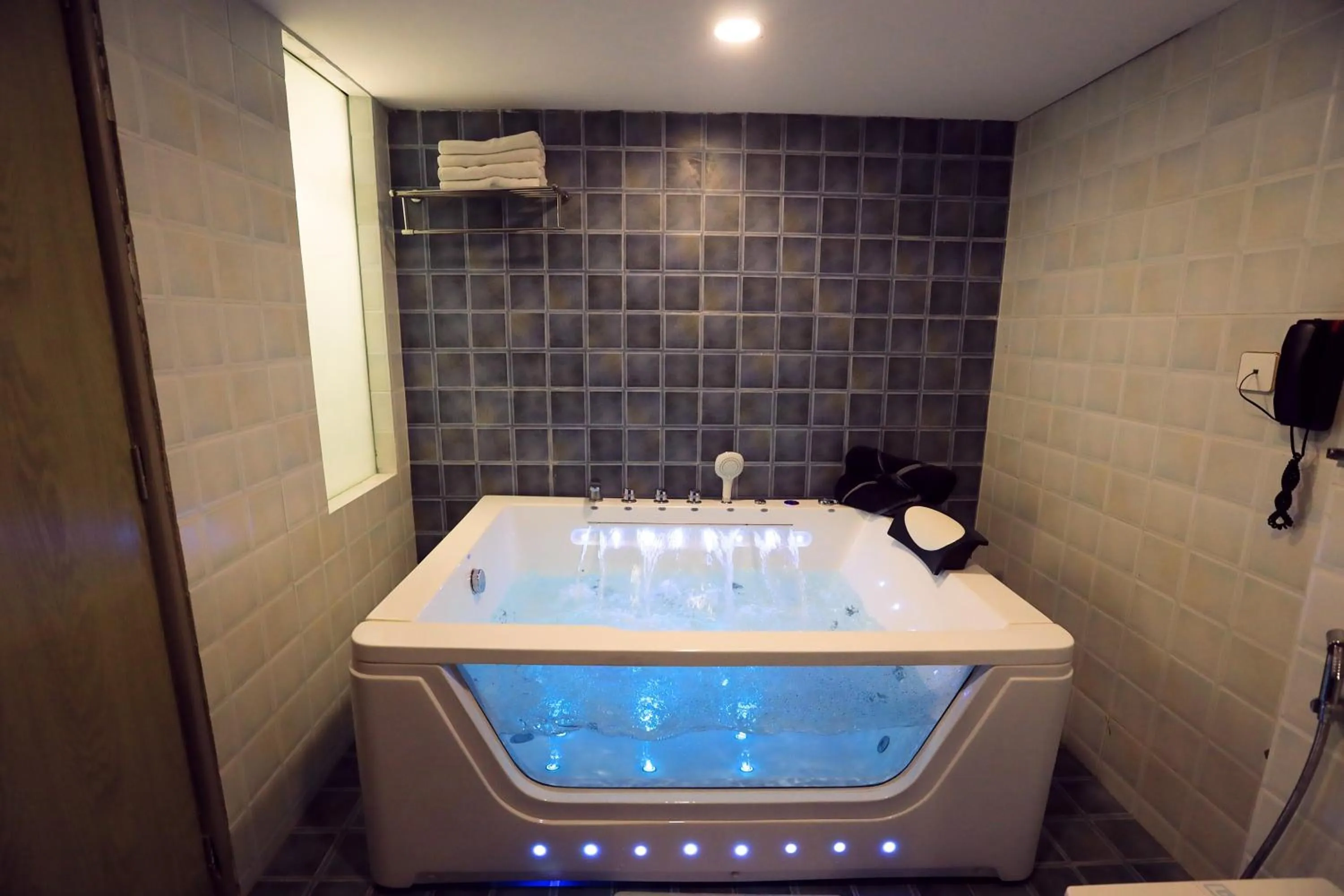 Bath in Humming Bird Hotel & Banquet