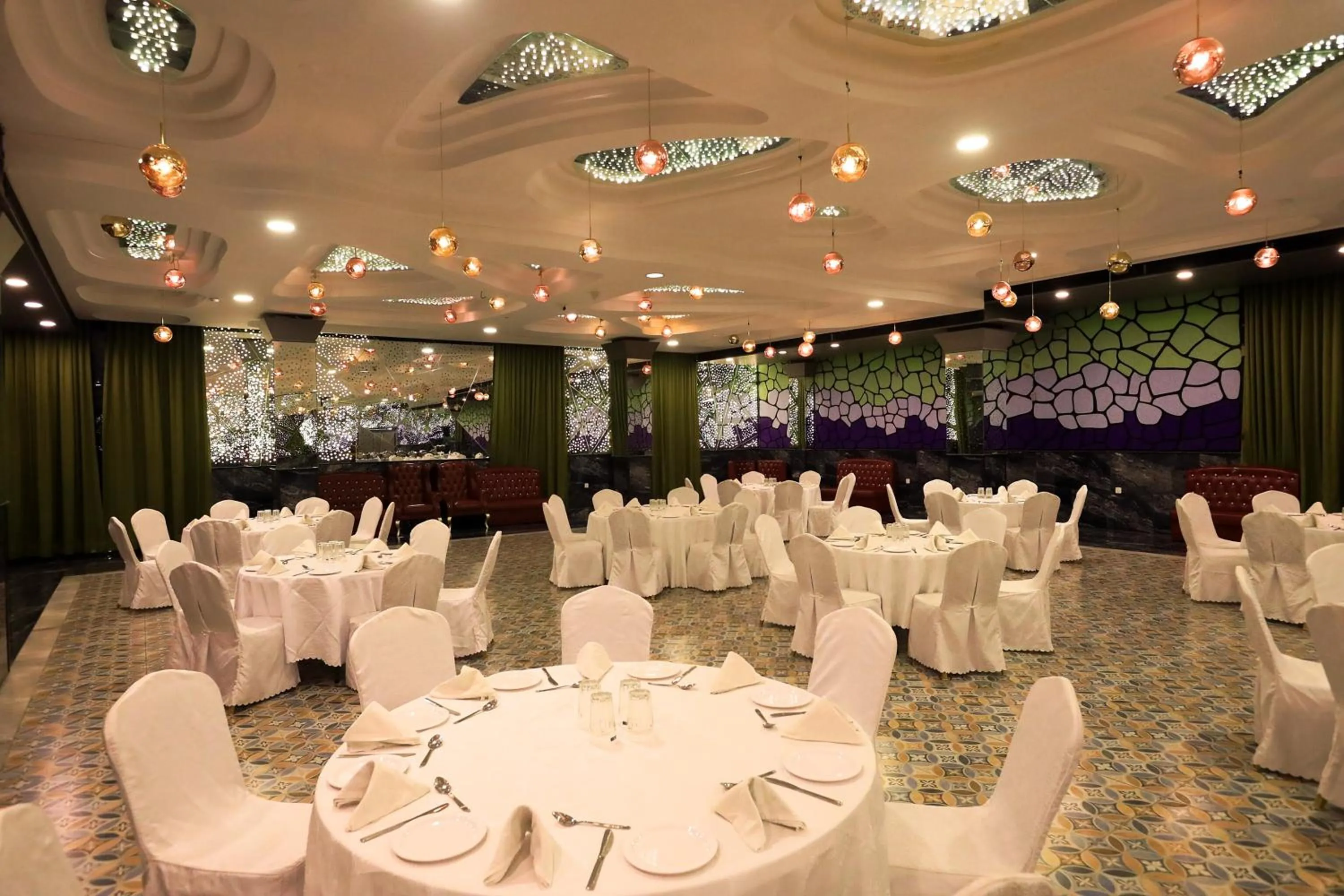 Restaurant/places to eat in Humming Bird Hotel & Banquet