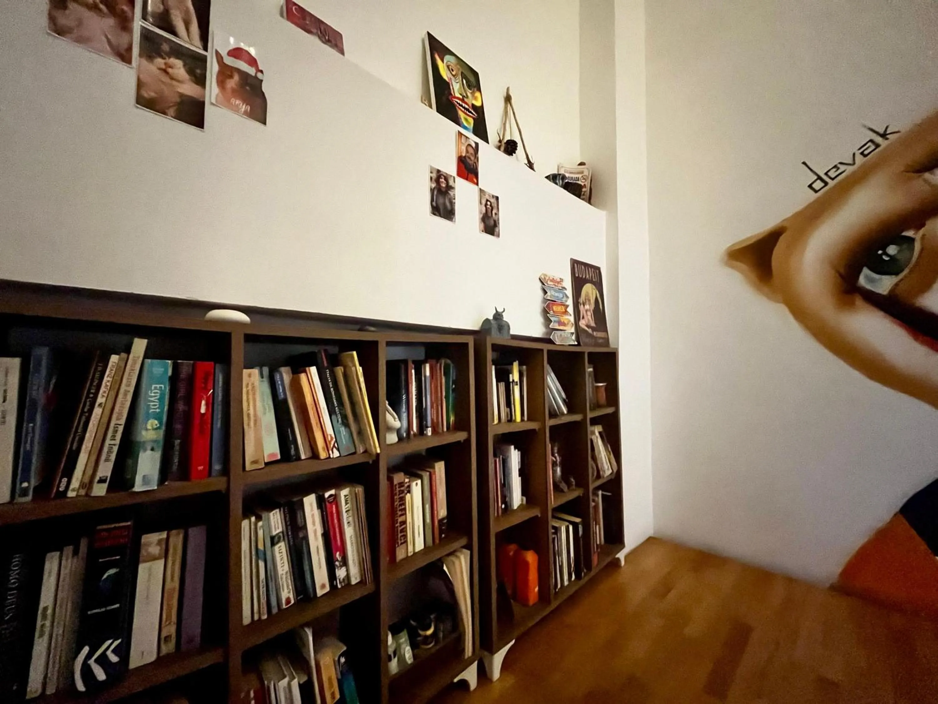 Library in Kuyu Beergarden Hostel