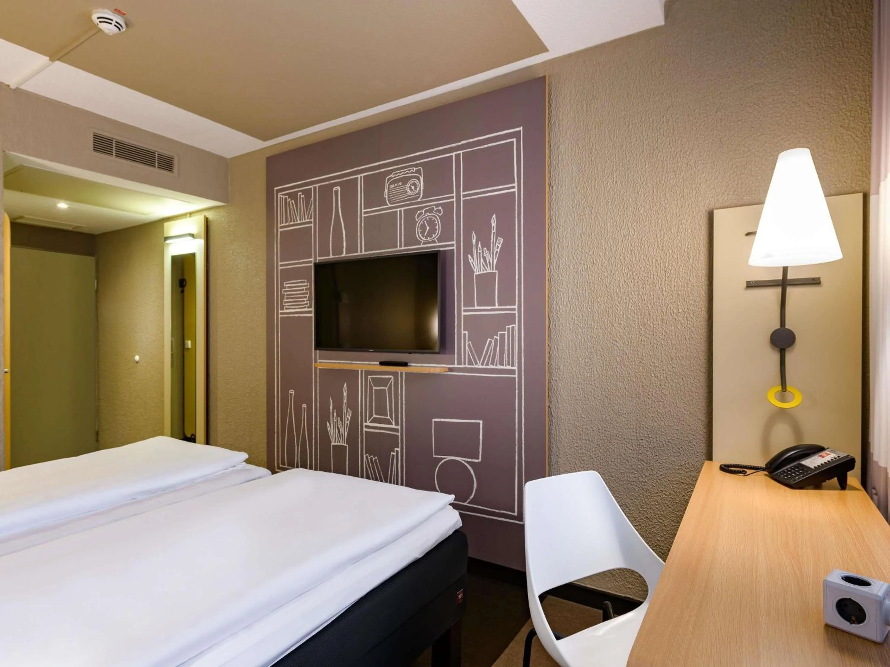 Bedroom, Bed in Ibis Hotel Köln Am Dom