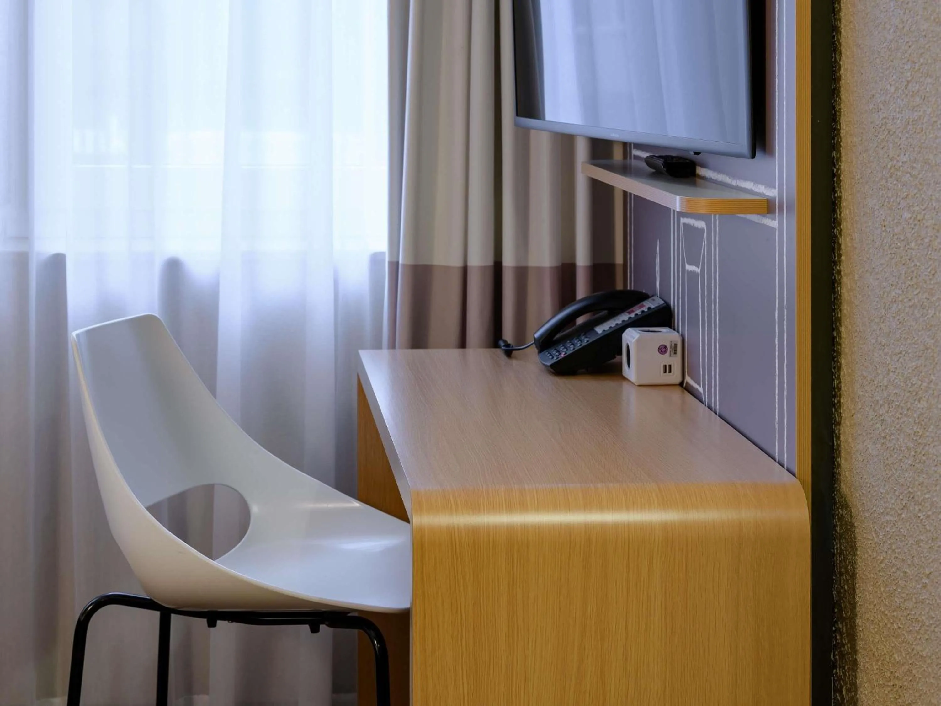 Bedroom in Ibis Hotel Köln Am Dom