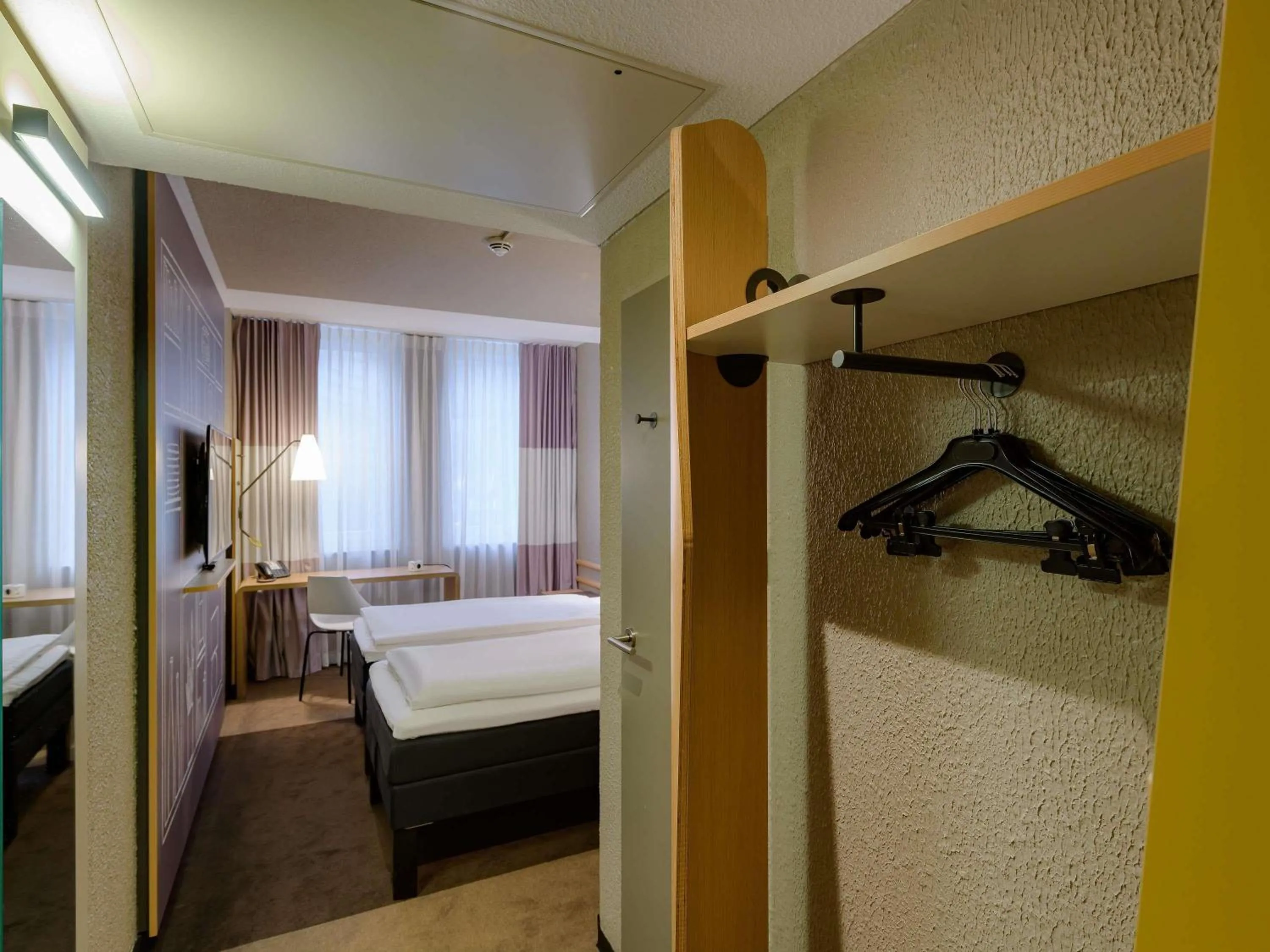 Bedroom, Bed in Ibis Hotel Köln Am Dom