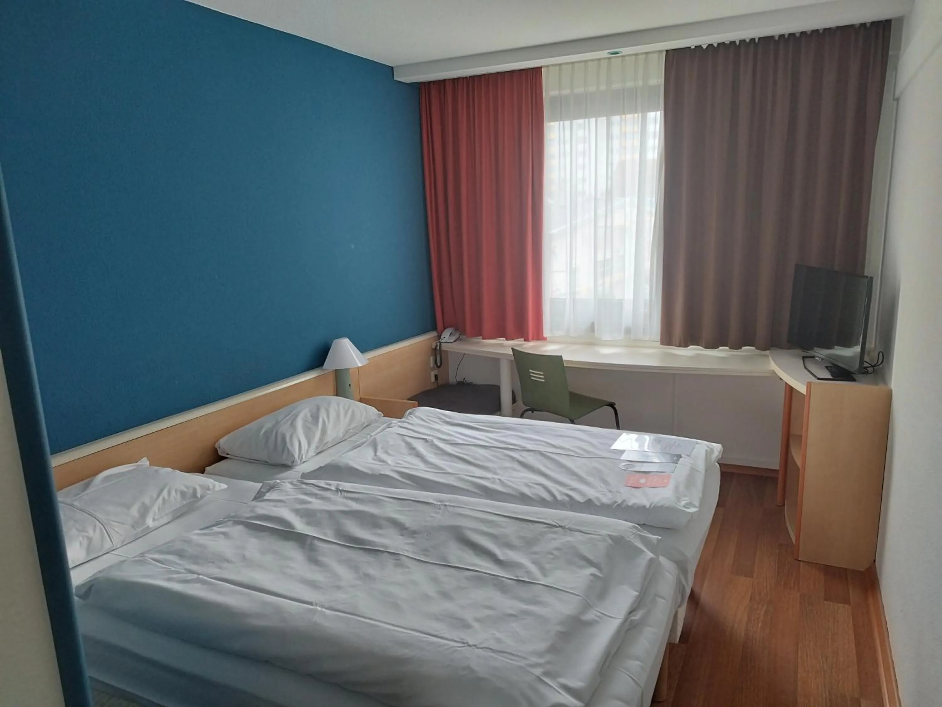 Toilet, Bed in Ibis Ulm City