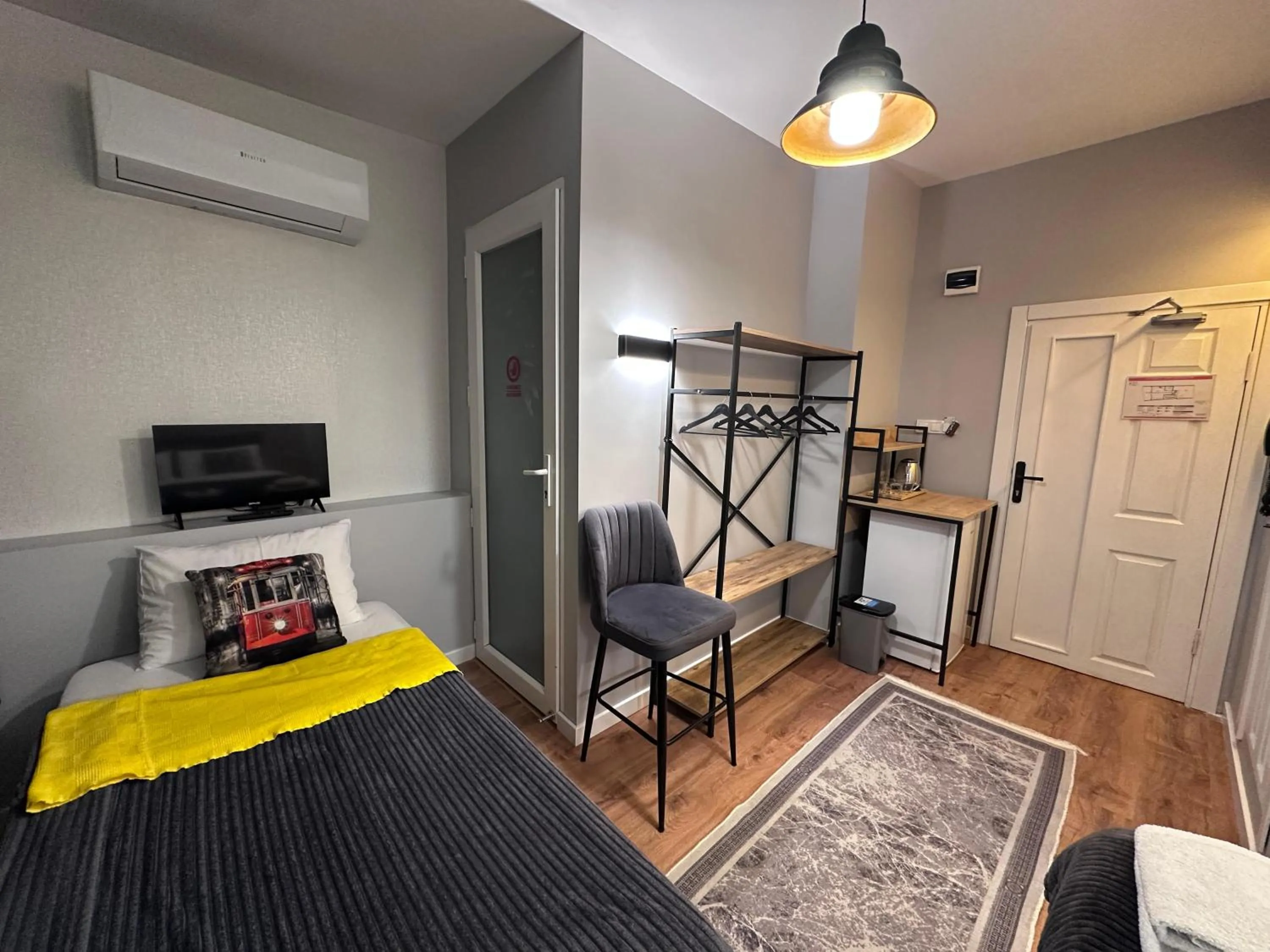 Seating area, Bed in New Pera