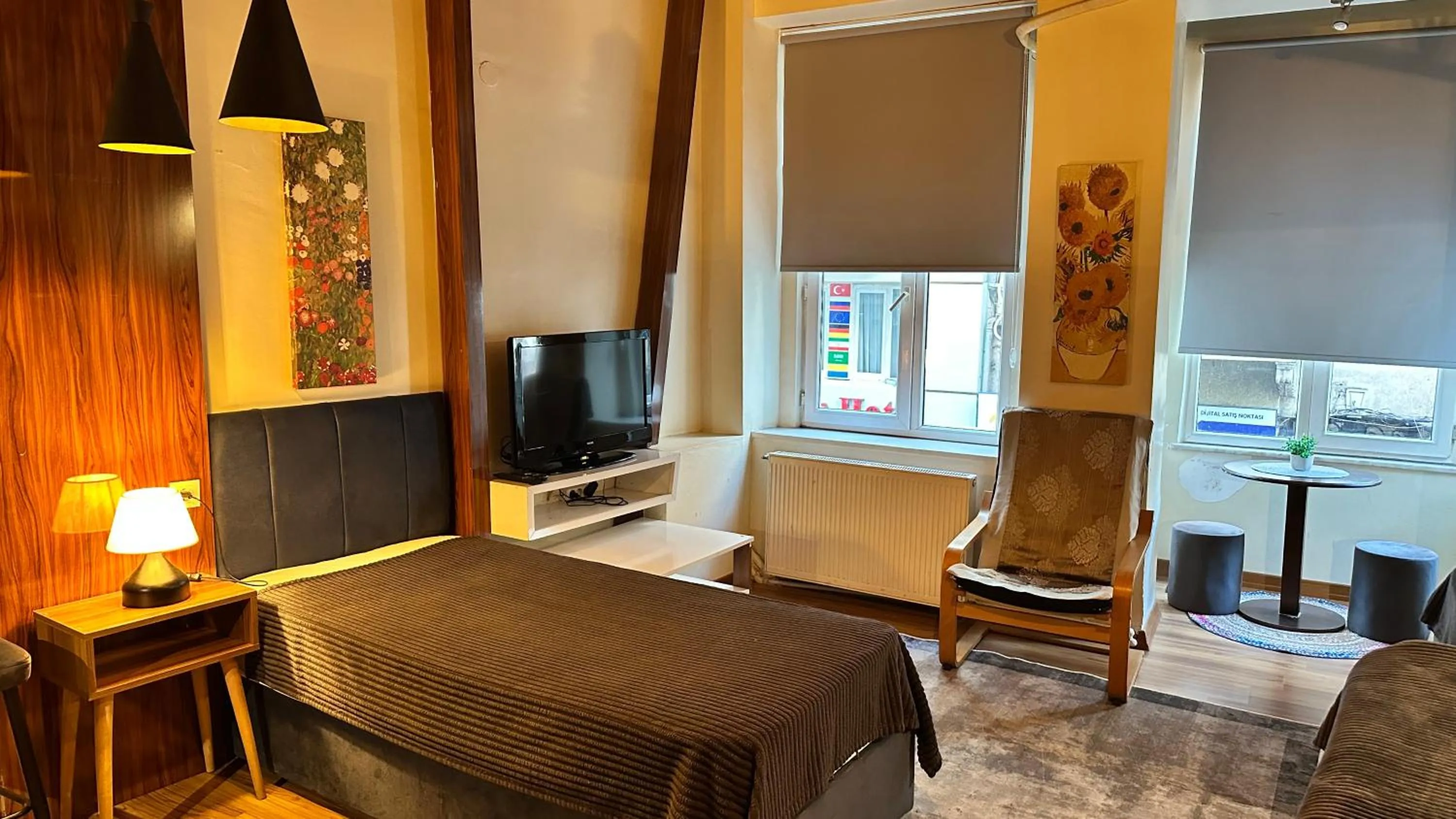 Photo of the whole room, Bed in New Pera