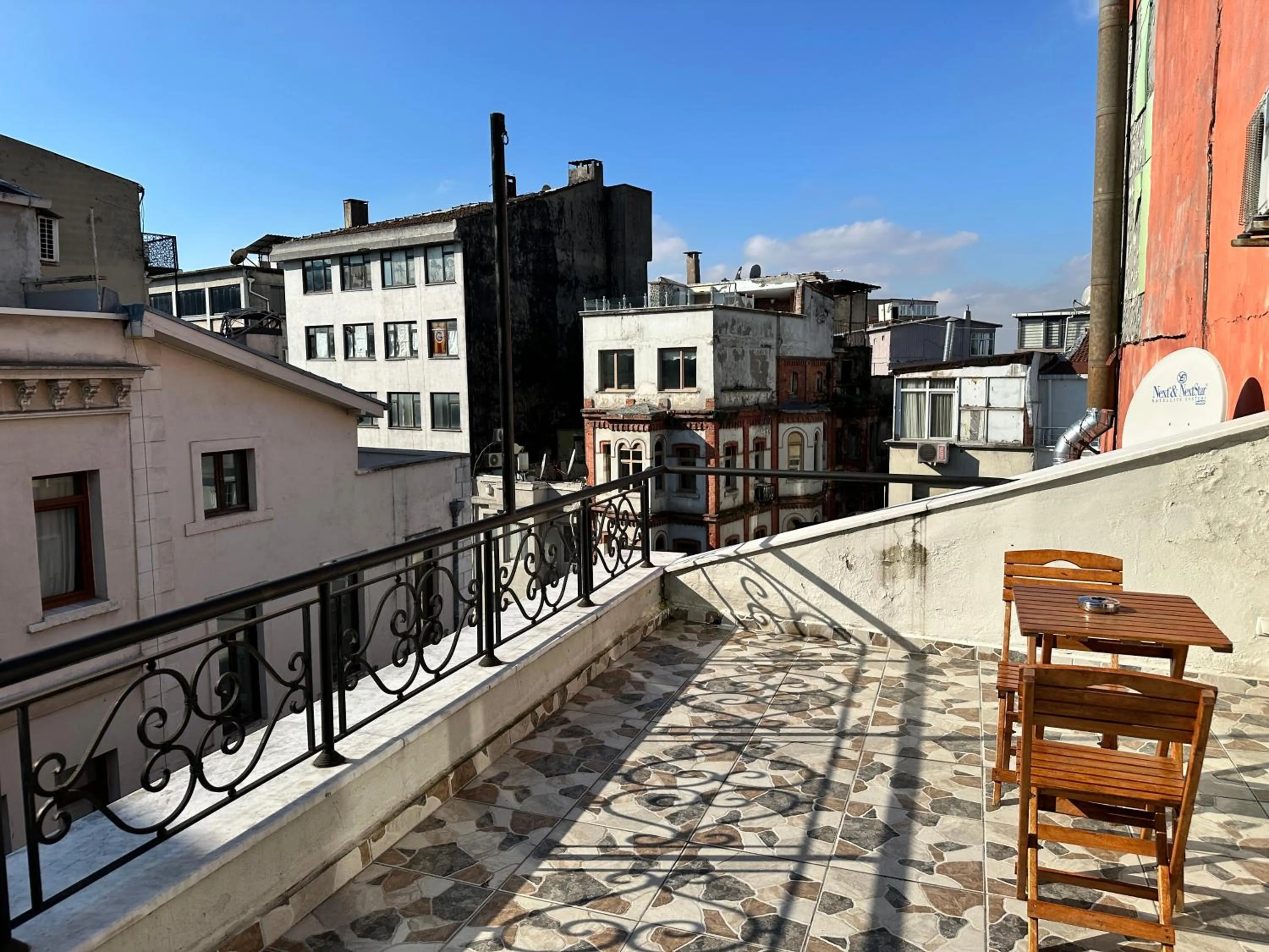 Photo of the whole room in New Pera