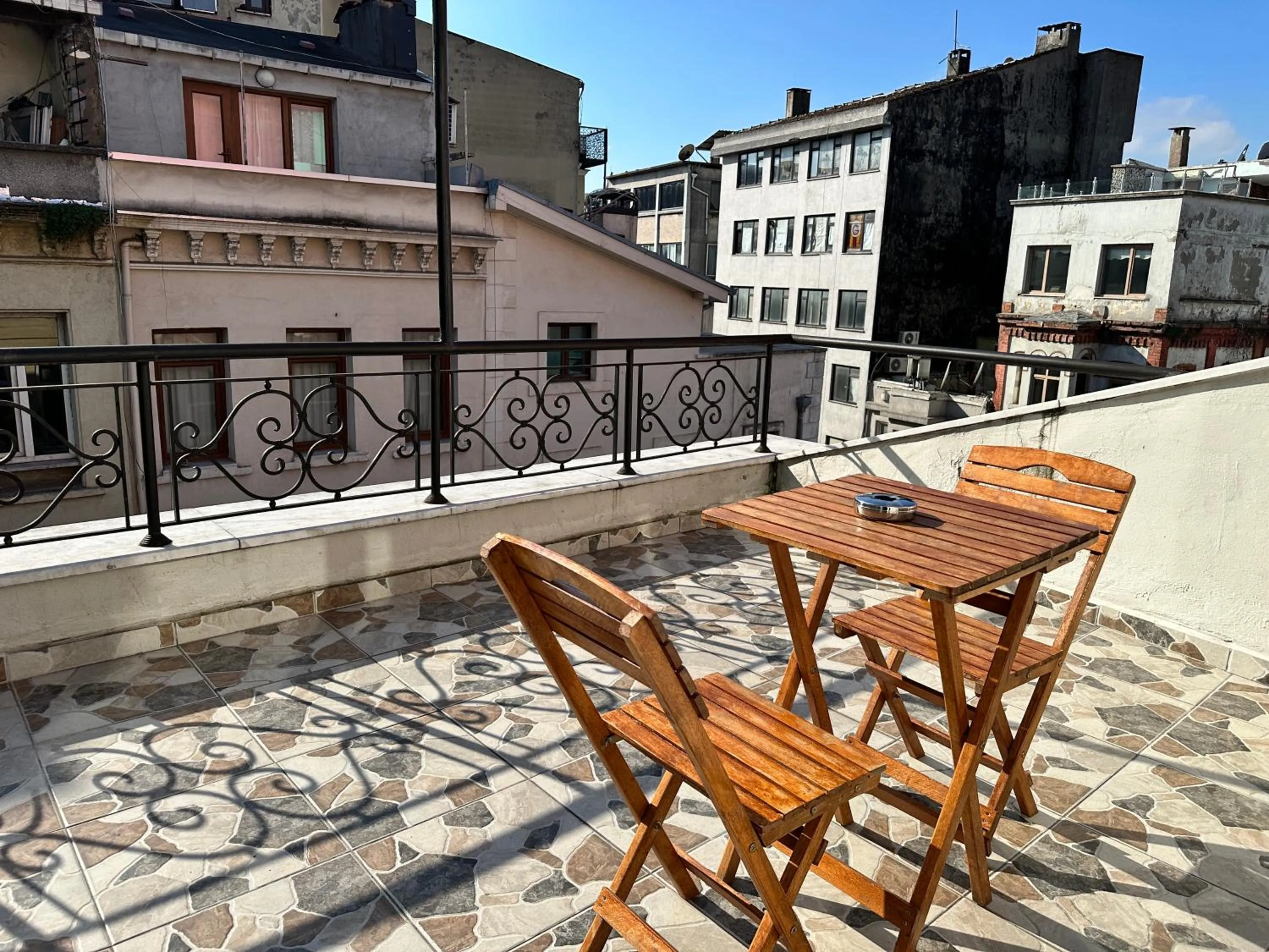 Photo of the whole room in New Pera