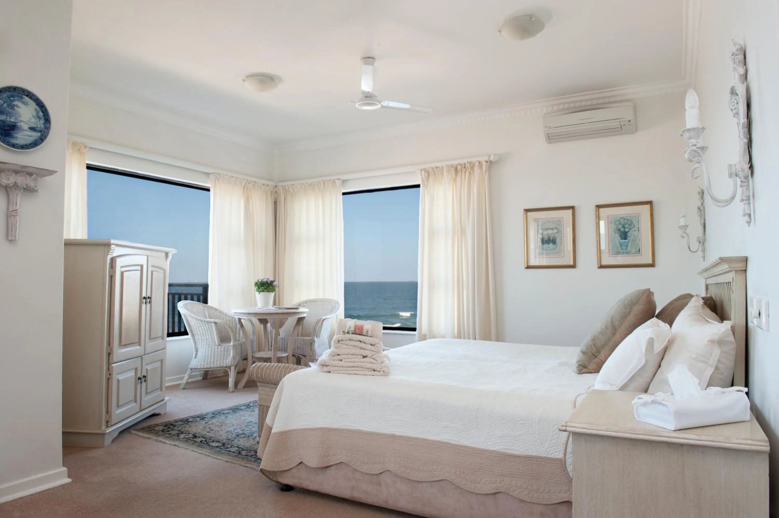 Photo of the whole room, Bed in Fairlight Beach House