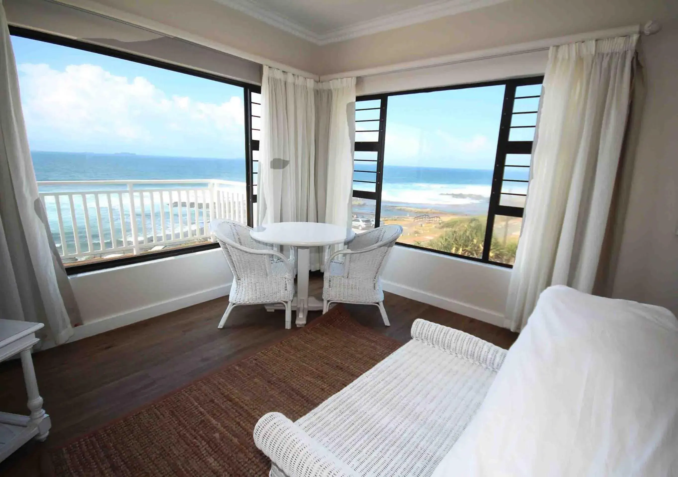 Superior Double or Twin Room with Sea View in Fairlight Beach House Superior Double or Twin Room with Sea View in Fairlight Beach House