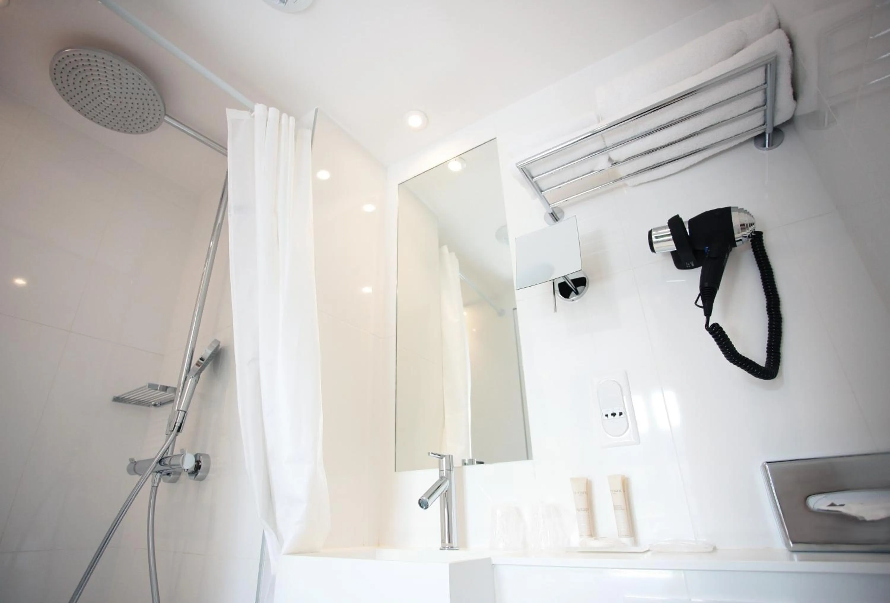 Bathroom in Hôtel Eiffel Turenne