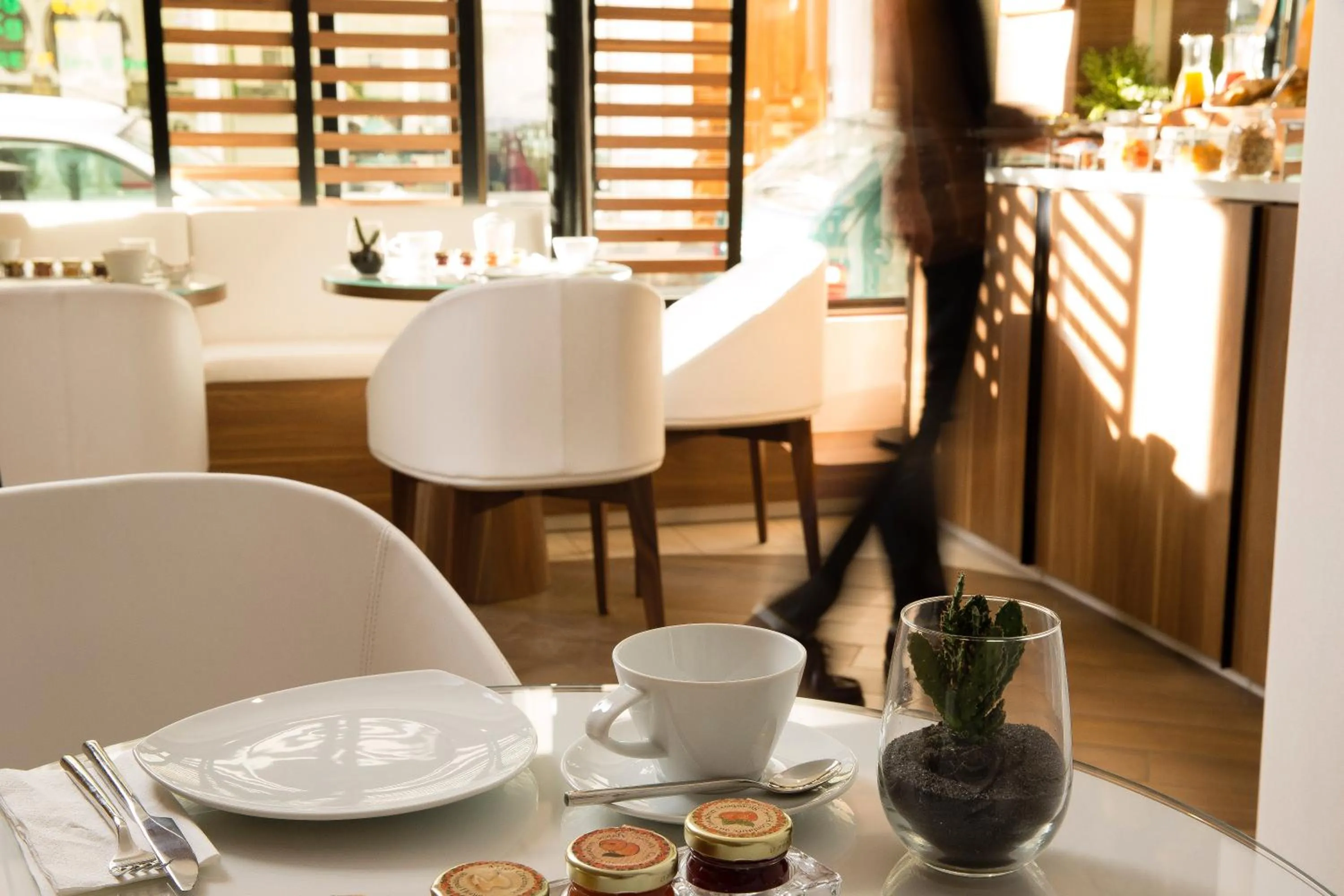 Restaurant/places to eat in Hôtel Eiffel Turenne