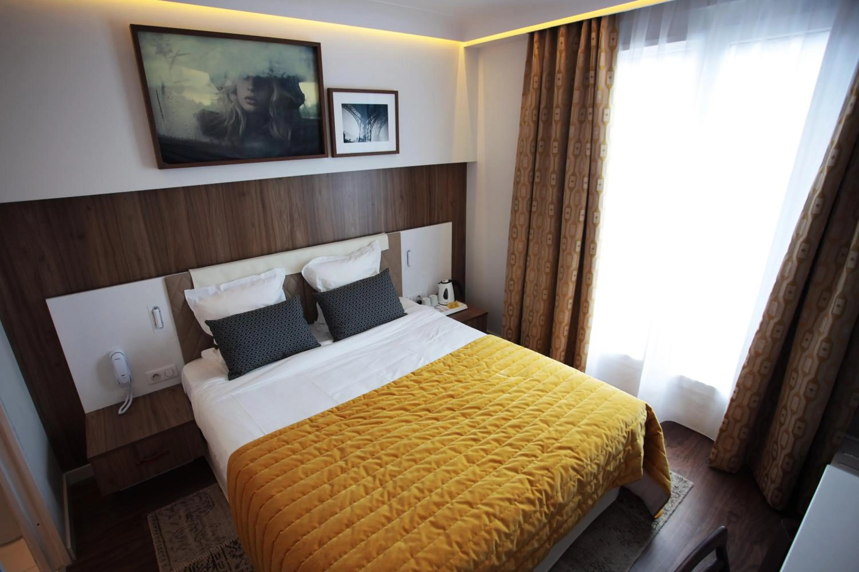 Bedroom, Bed in Hôtel Eiffel Turenne