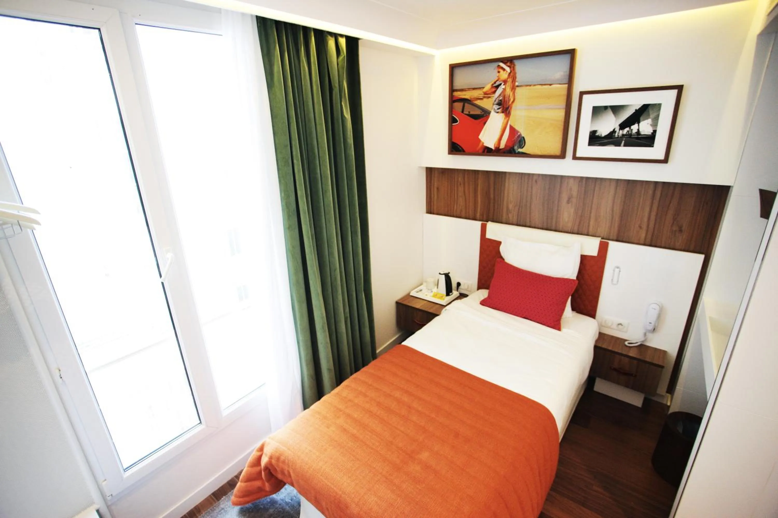 Bedroom, Bed in Hôtel Eiffel Turenne